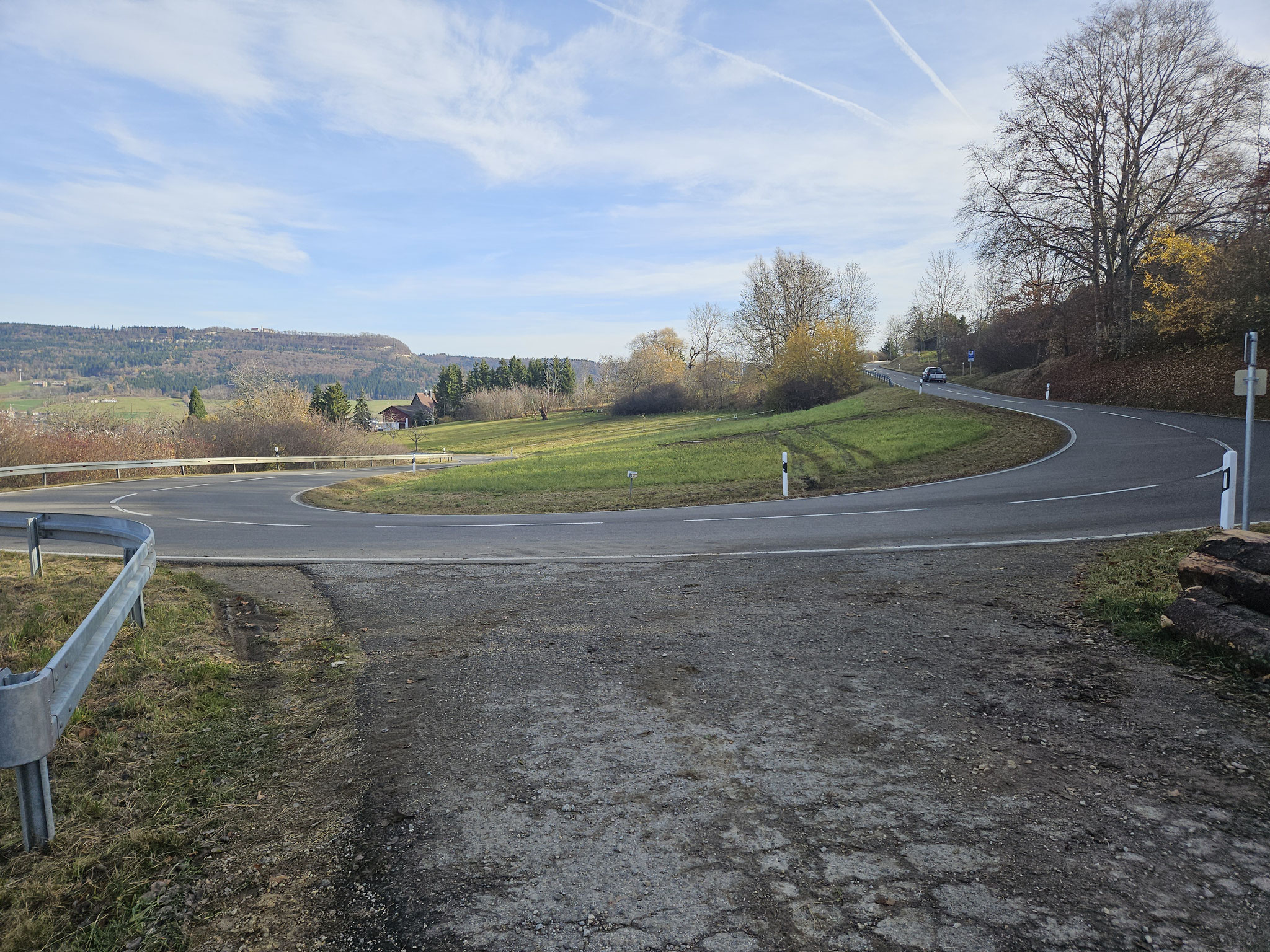 Strassen-Serpentine am Trauf der Baaralb. Ob Verenamühle.