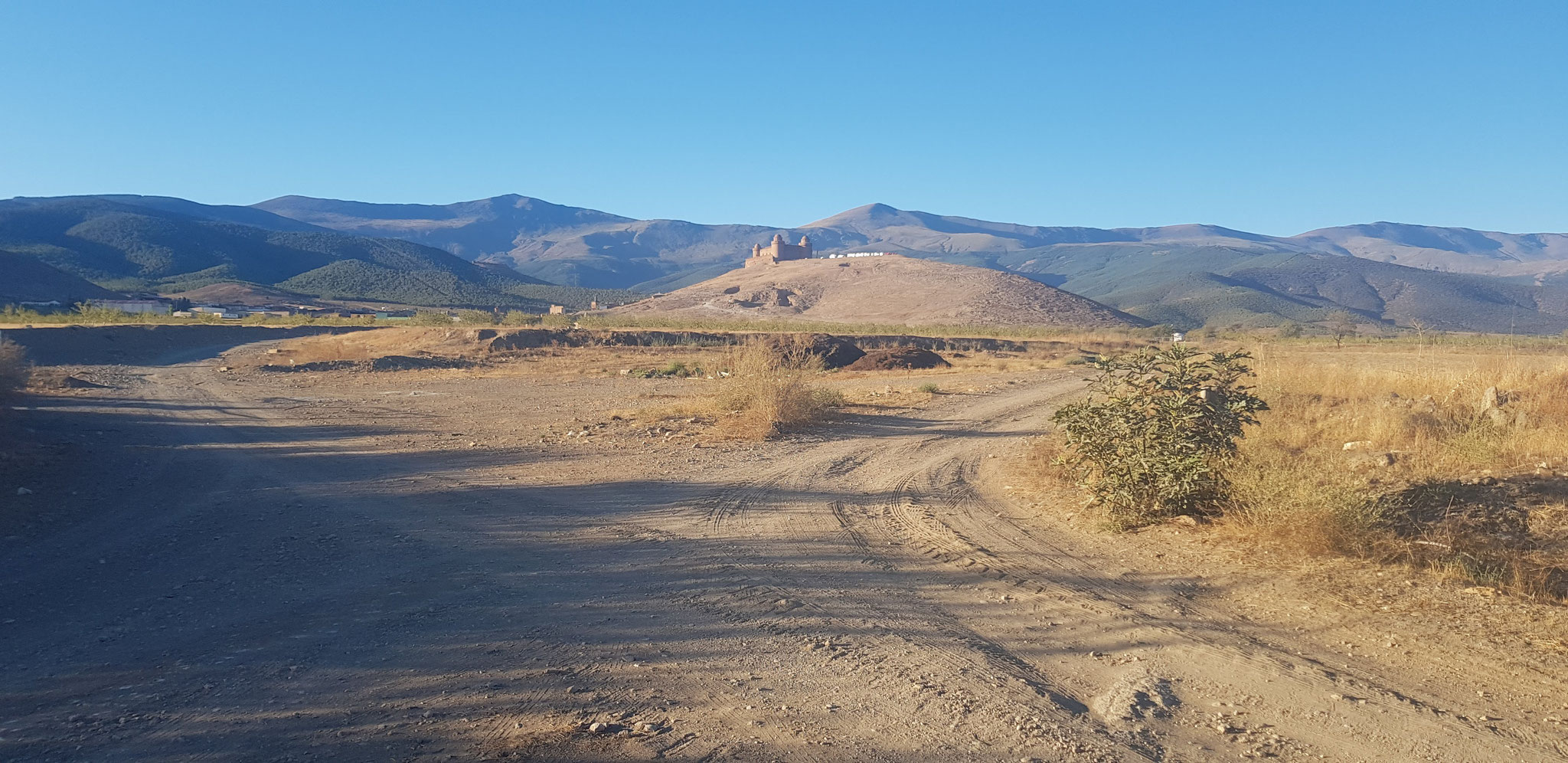 Rückblick auf La Calahorra vor Sierra Nevada.