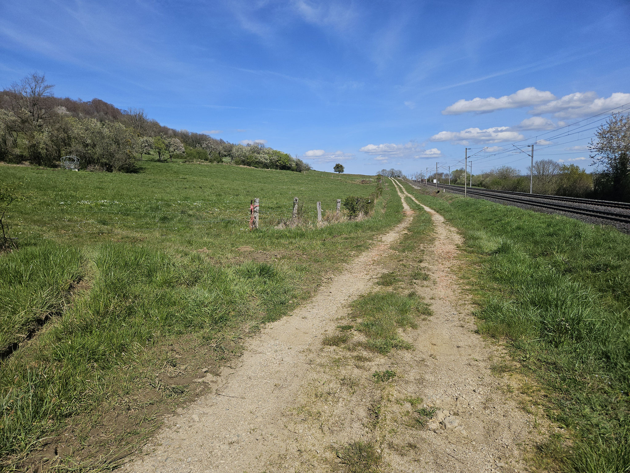 Bahnlinie bei Plesnoy. Links der Anstieg zum Langres-Plateau, rechts die Bassigny-Ebene.