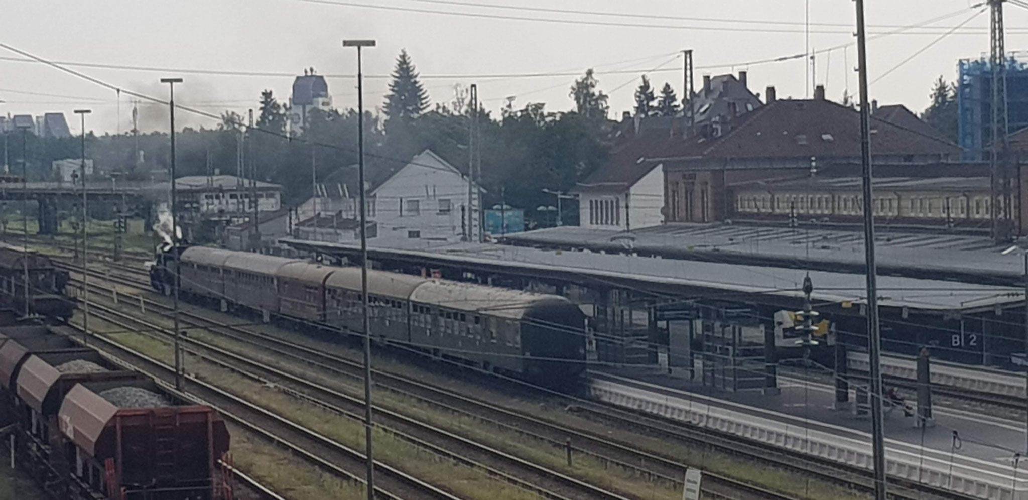 Villingen. Zoom auf Bahnhof mit Nostalgie-Dampfzug.