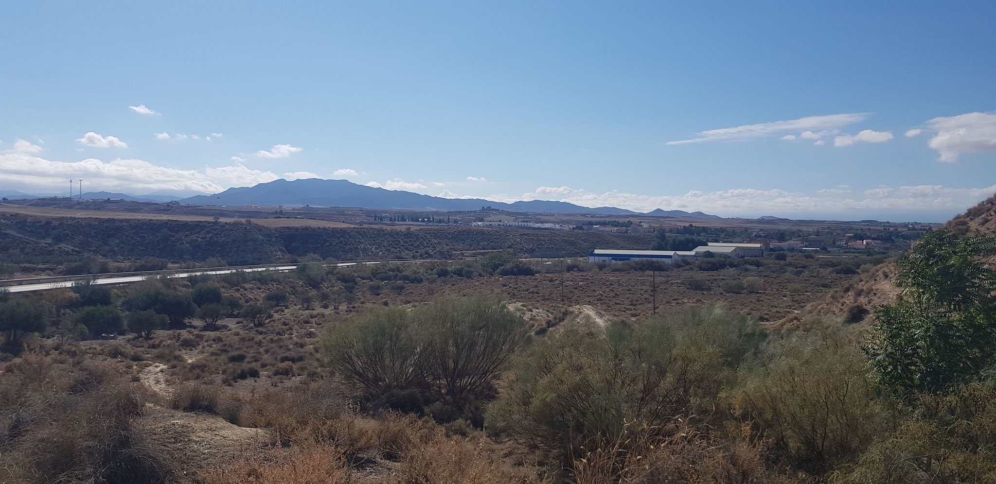 Vor Cúllar. Hinten: Sierra de Lúcar.