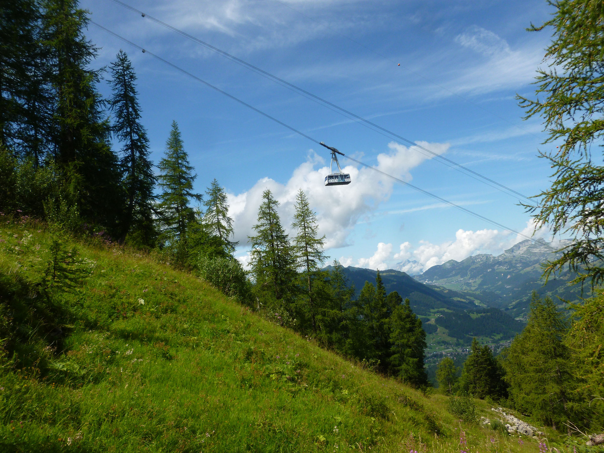 Aufsteigen entlang der Seilbahn.