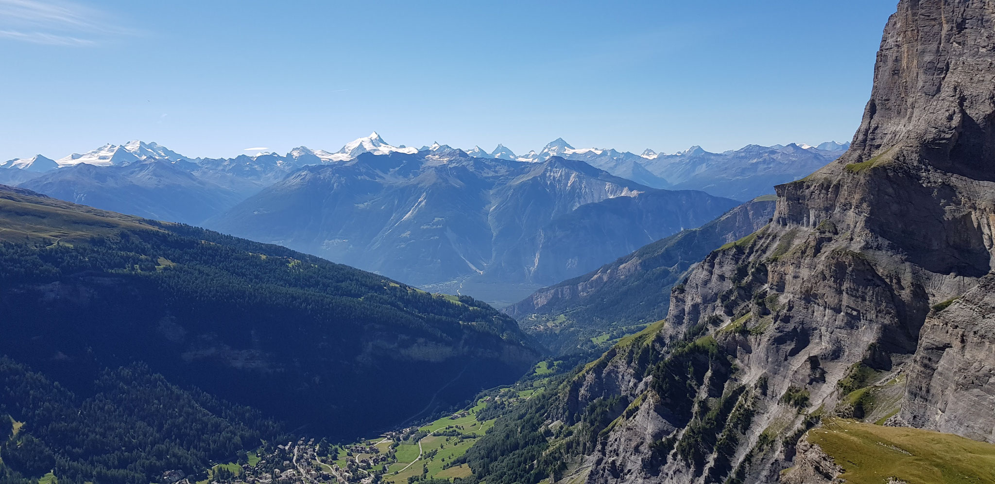 Blick von der Gemmi Richtung Rhonetal und Walliser Alpen.