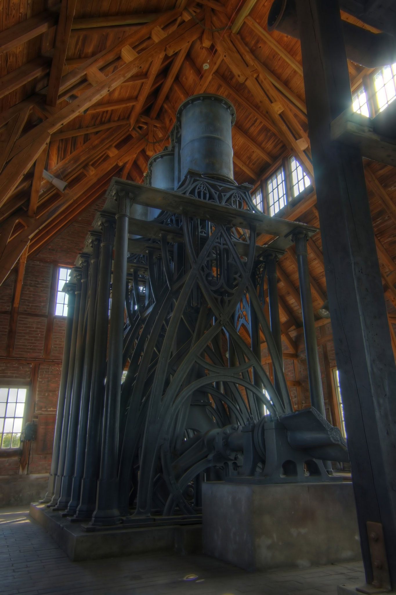 Dreizylindergebläse in der Schwarzenberger Hütte im Erzgebirge. Das Gebläse in Sayn sah sehr ähnlich aus, allerdings weniger verziert. (A three-cylinder blower at the Schwarzenberger Hütte in the Ore Mountains.)