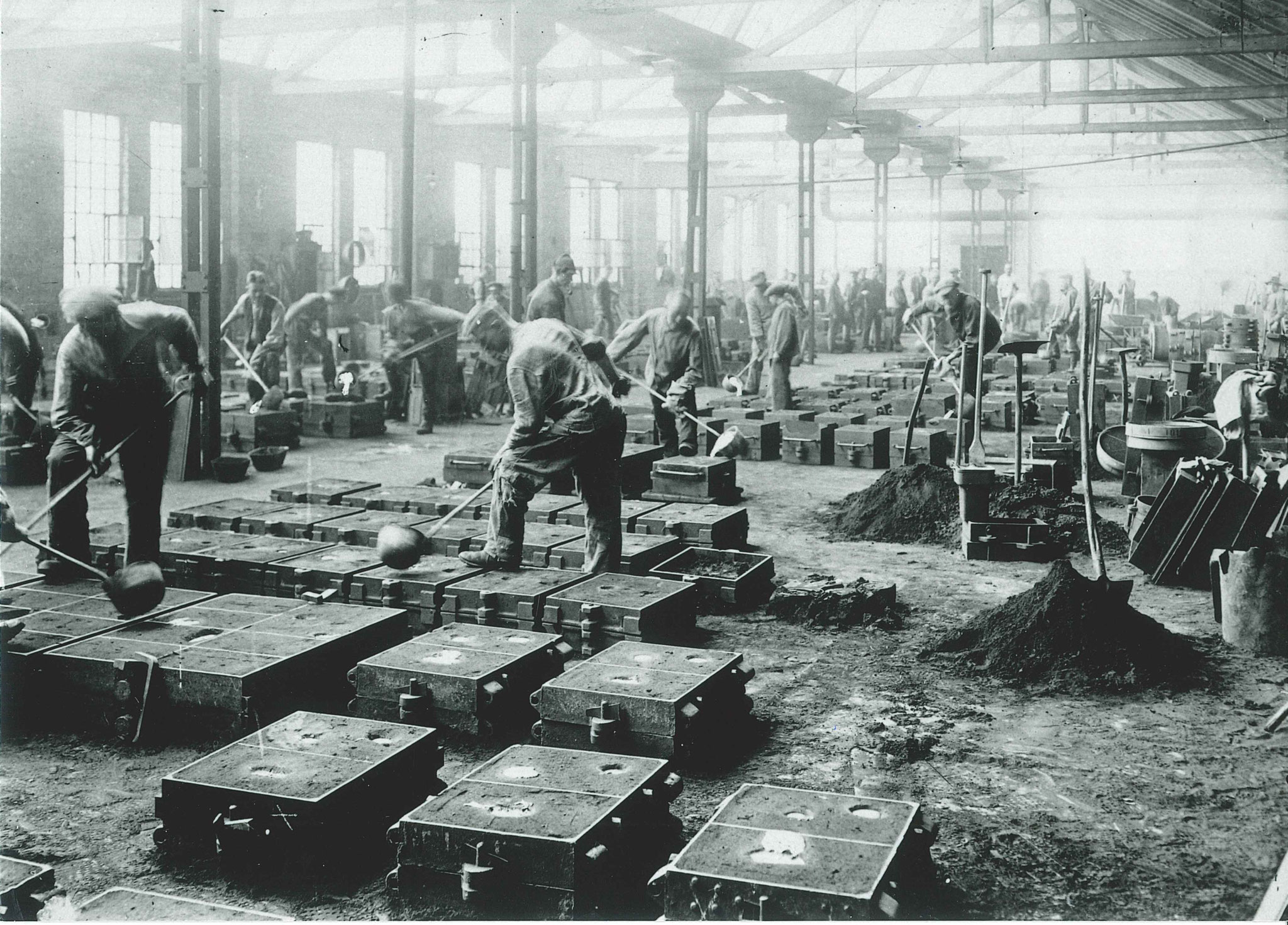 A worker pouring molten iron into sand moulds, Concordiahütte; around 1920.