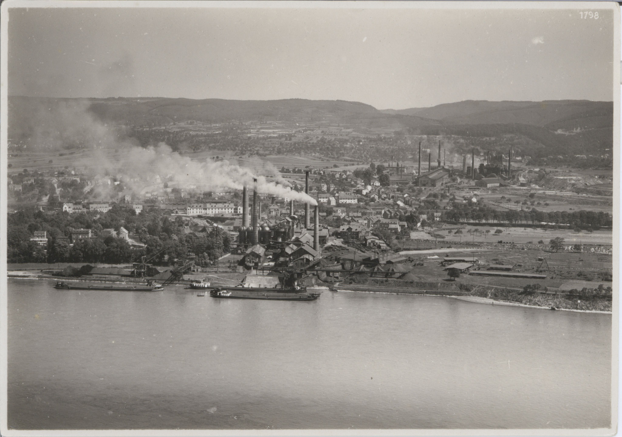 The Mülhofen ironworks on the Rhine, with the Concordia Ironworks in the background; around 1927.