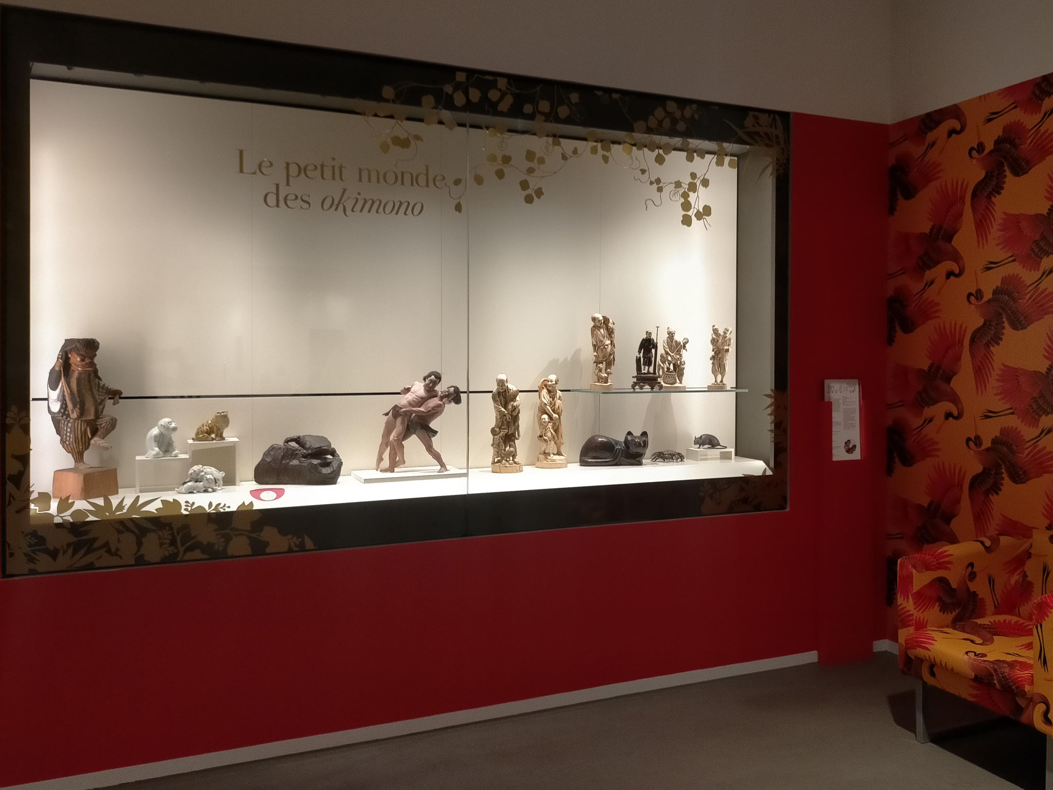 Vitrine des kimonos des okimono. Adhésif doré, découpe numérique. Exposition "Japon. Archipel des arts", musée Crozatier
