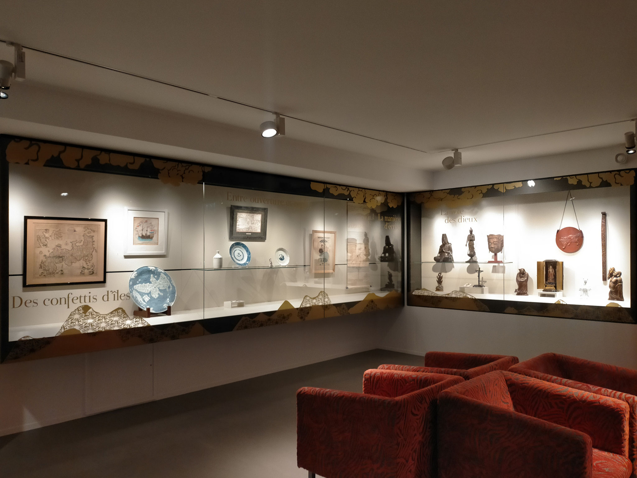 Vitrines de la salle 1. Adhésif doré, découpe numérique. Exposition "Japon. Archipel des arts", musée Crozatier