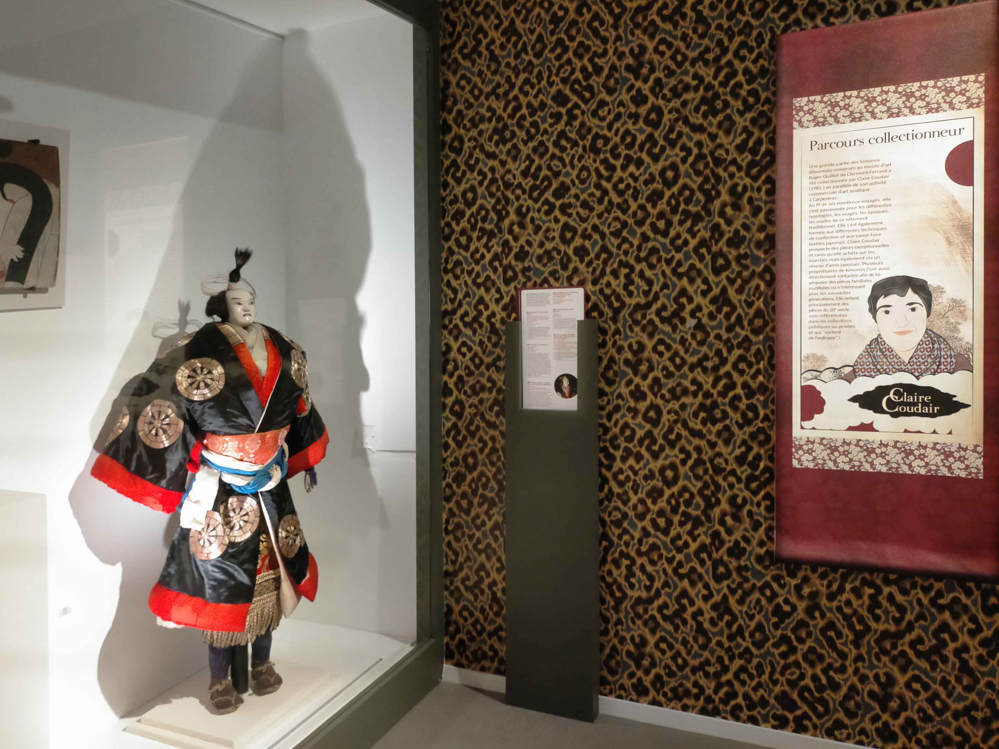 Kakemono "Parcours collectionneurs", exposition "Japon. Archipel des arts", Claire Coudair. 50x150 cm, papier peint de Maison Thévenon