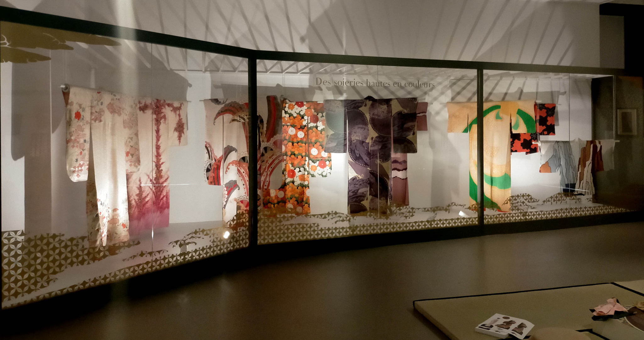 Vitrine des kimonos de femmes (MARQ). Adhésif doré, découpe numérique. Exposition "Japon. Archipel des arts", musée Crozatier