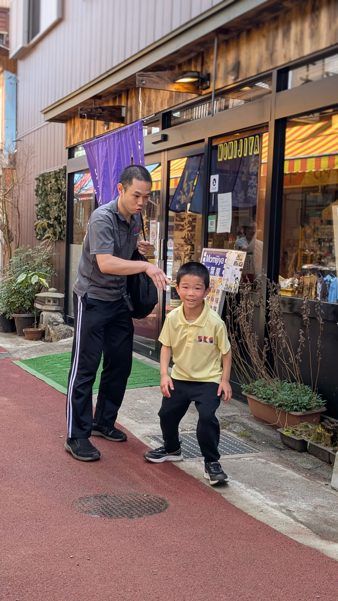 休んでいた彼はカメラを向けると