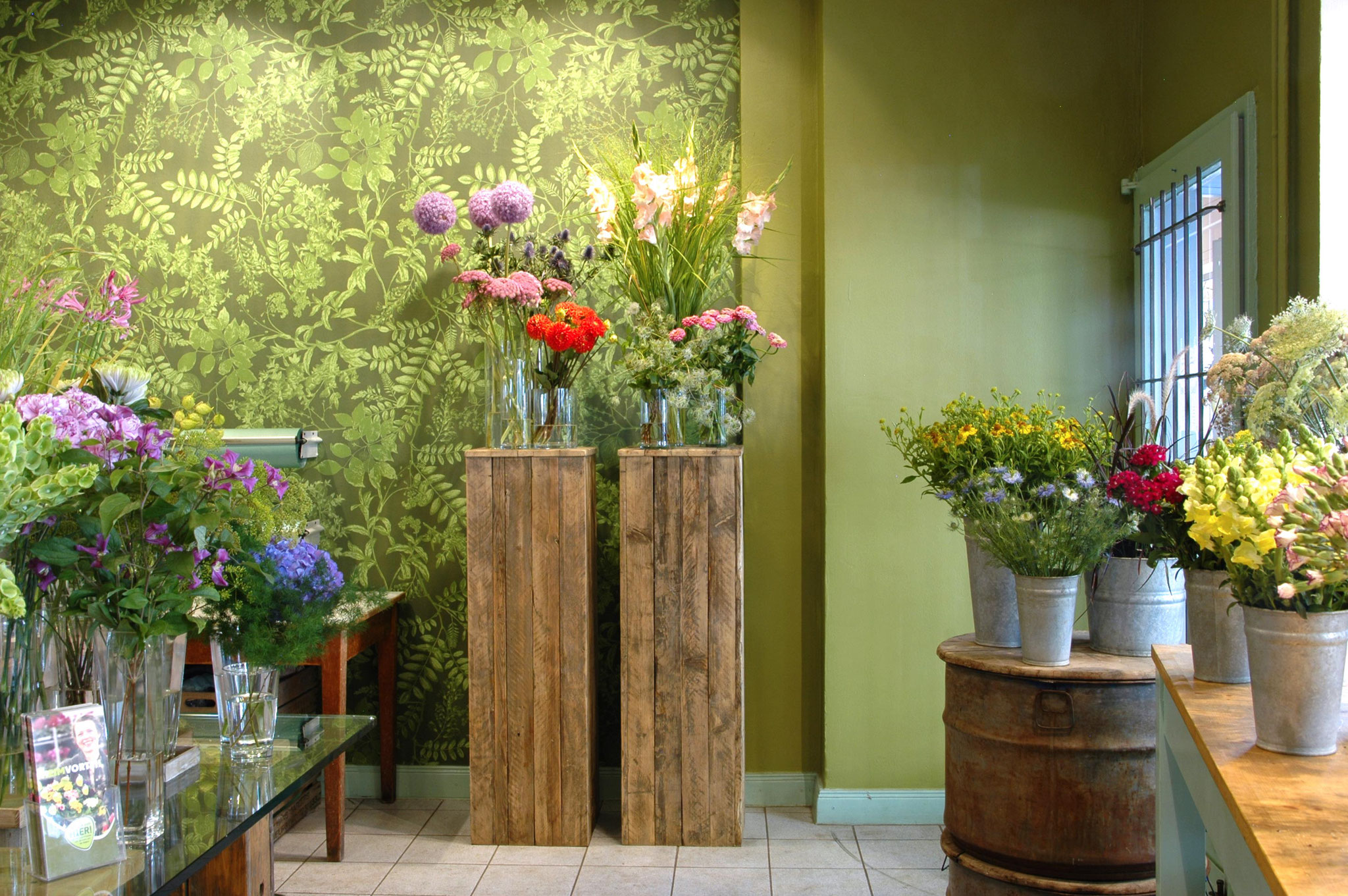 Flower Shop Design / green wallpaper with leaves