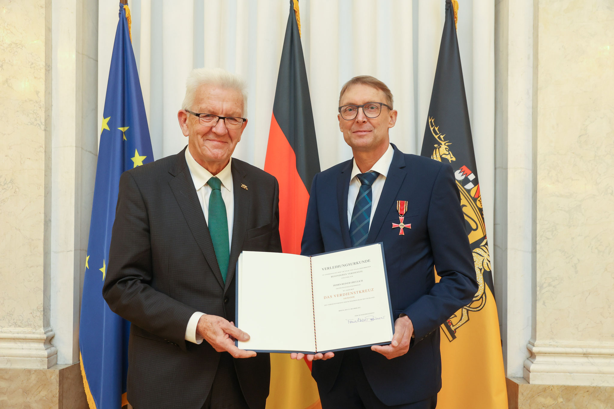 Bundesverdienstkreuz an Ehrenmitglied Reiner Greulich; Bild: StM BW