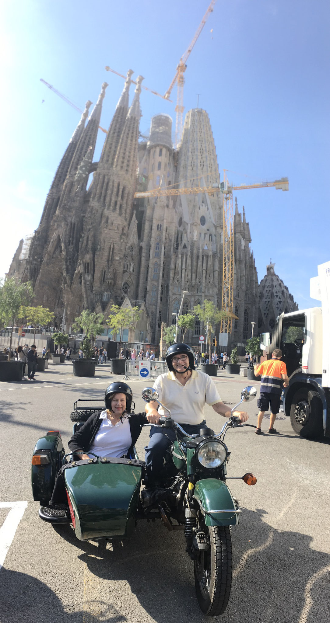 Lorraine & John in front of La Sagrada Familia