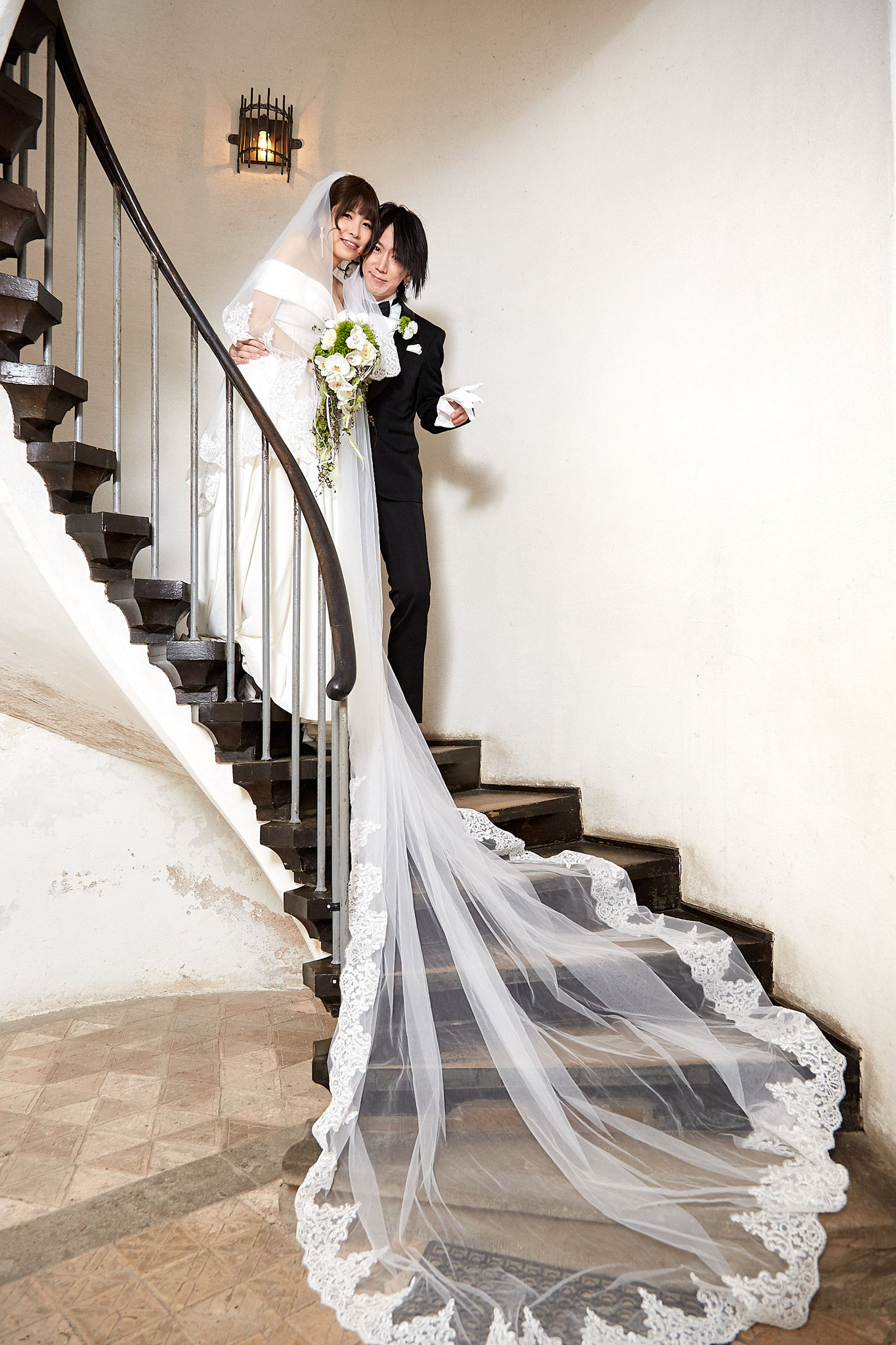 Hochzeitspaar auf einer Burgtreppe