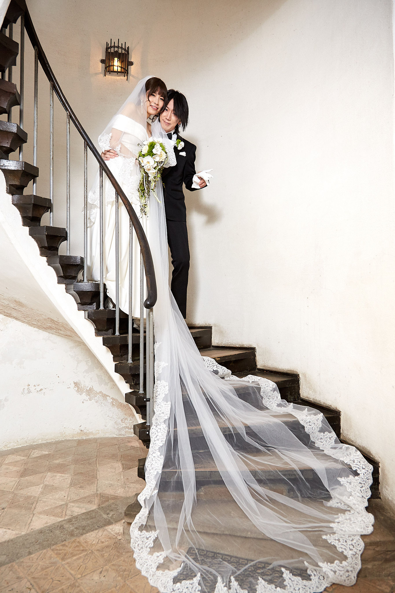 Hochzeitspaar auf einer Wendeltreppe