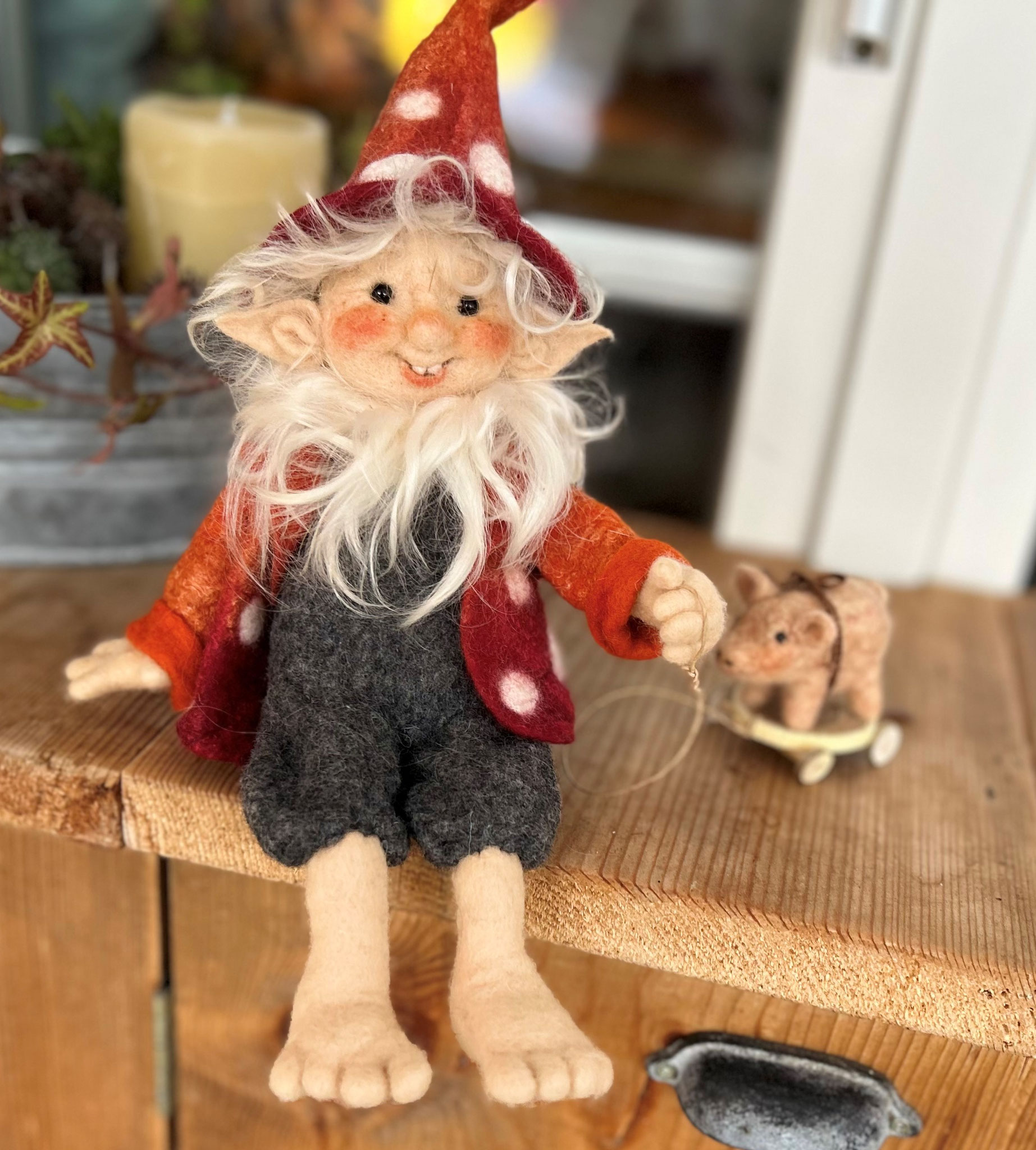Zwerg 16 cm Sitzend, mit selber gefilzten Kleider