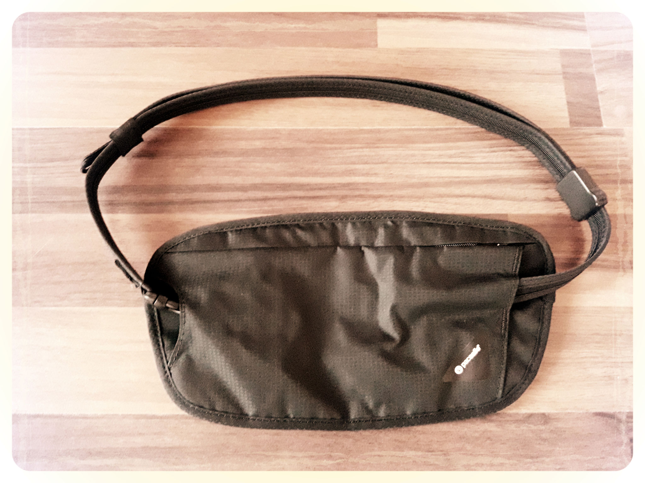 flache Pacsafe Bauchtasche 