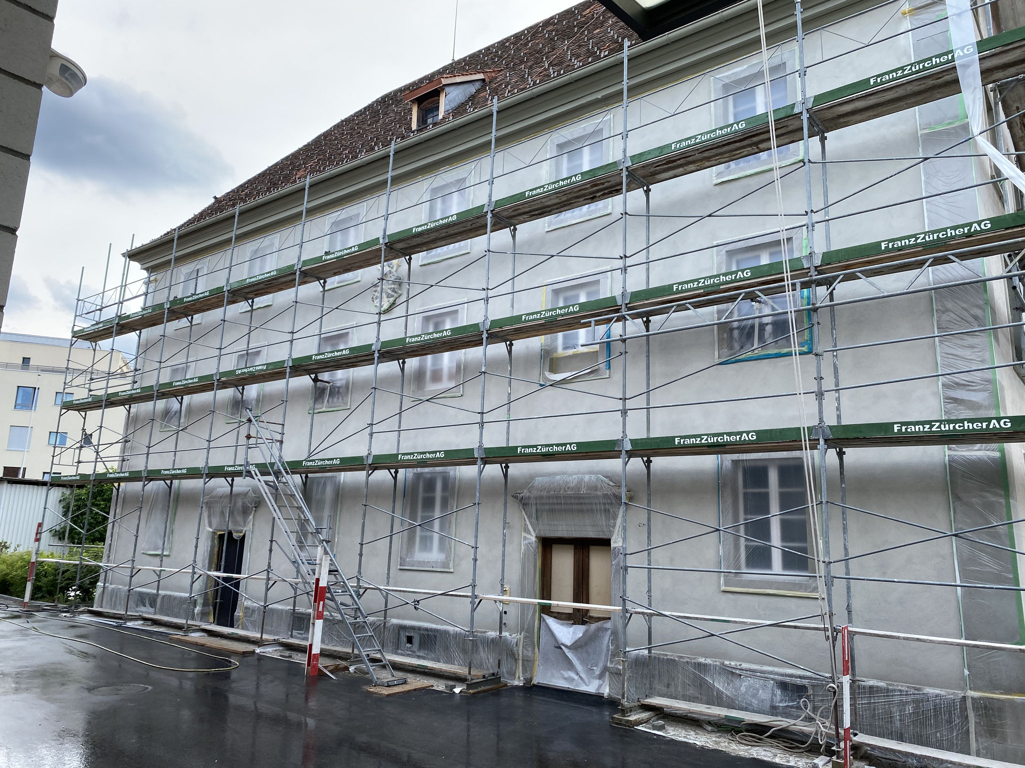 Ostfassade mit frisch verputzter und getünchter Oberfläche