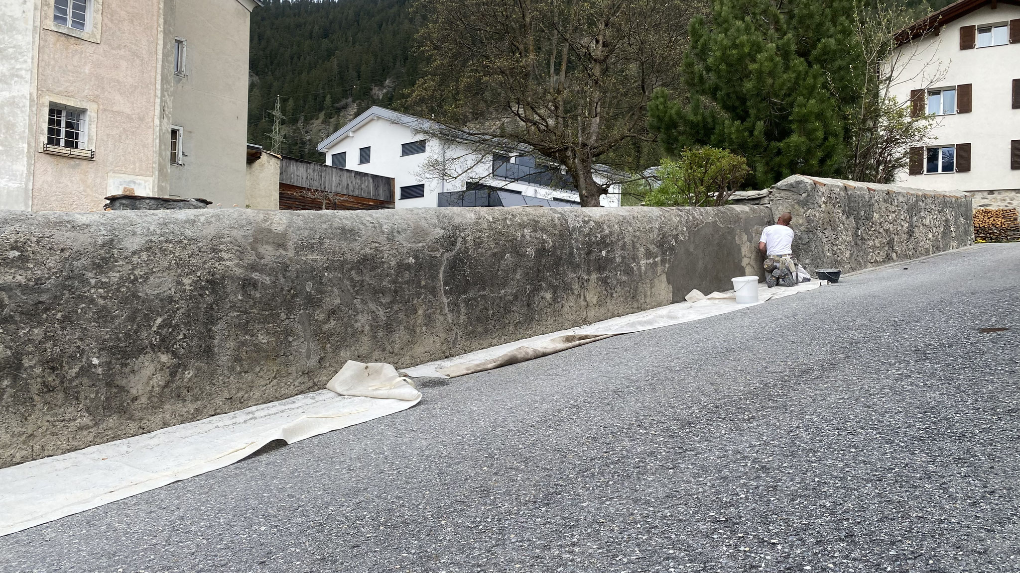 Strassenseite nachher (Verputzreparaturen noch feucht)