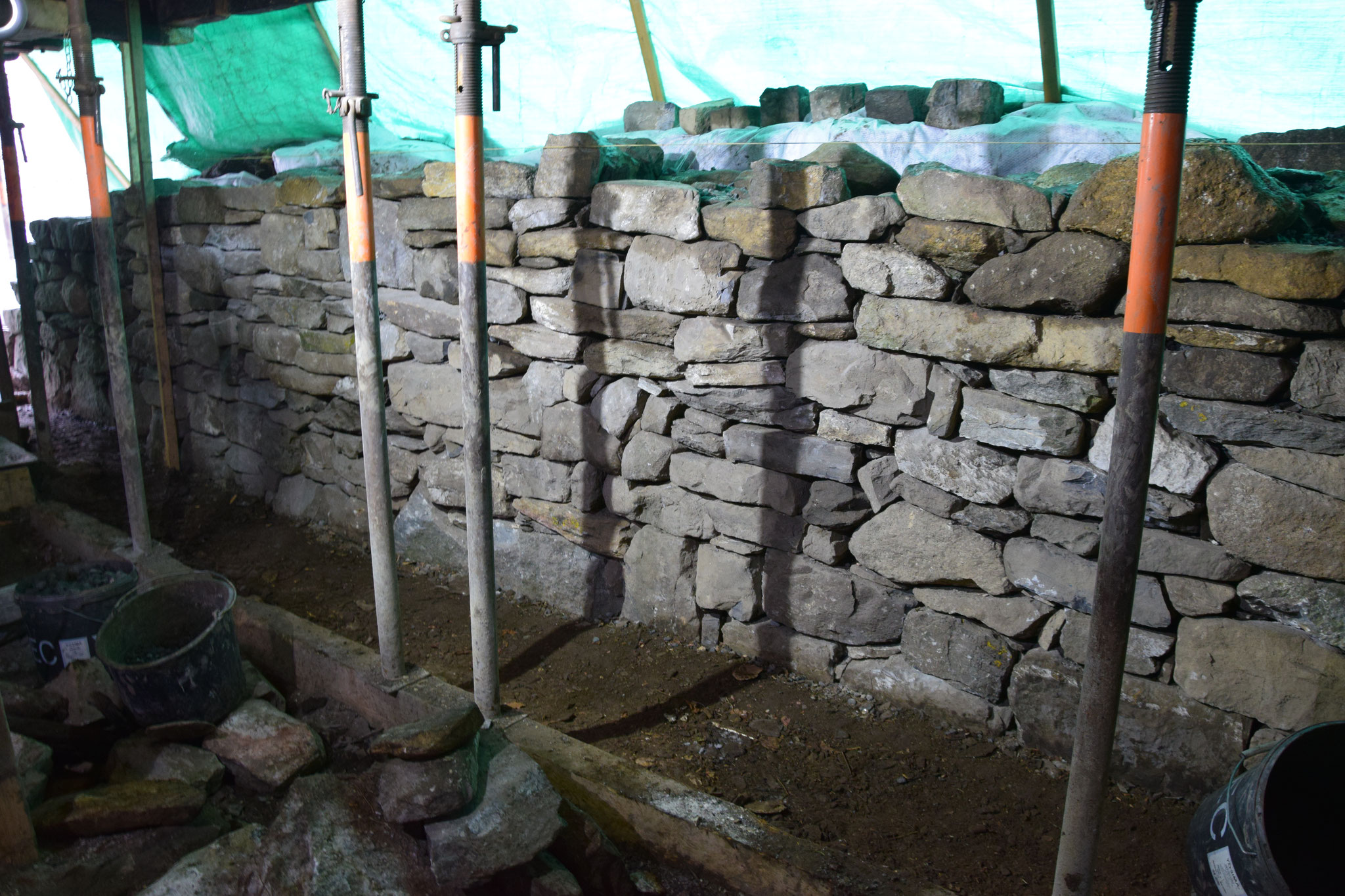 Trockensteinmauer in Bearbeitung