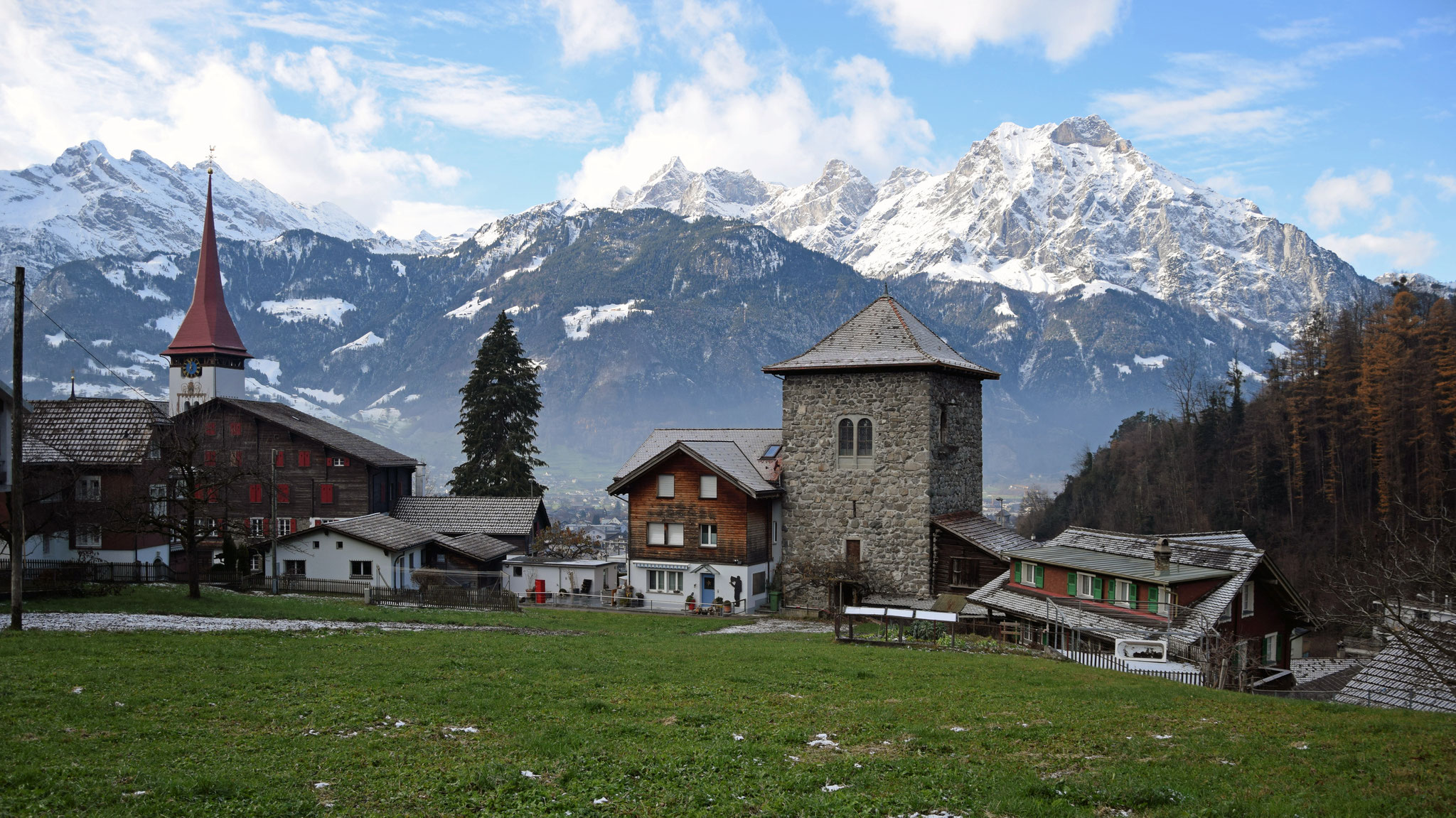 Meierturm Bürglen mit eindrücklicher Bergwelt