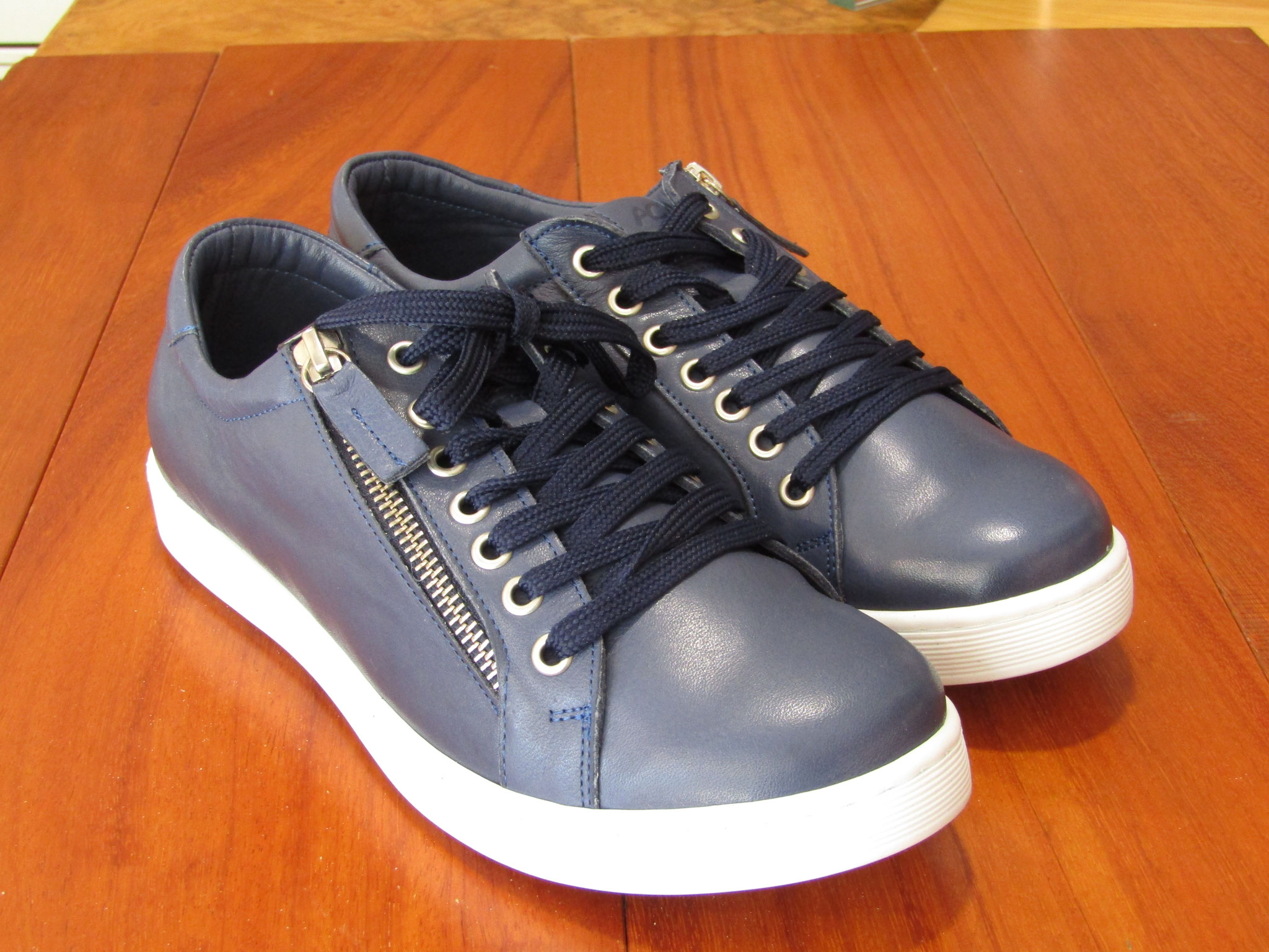 Sneaker pelle blu fodera pelle tomaio con cerniera fondo gomma soft