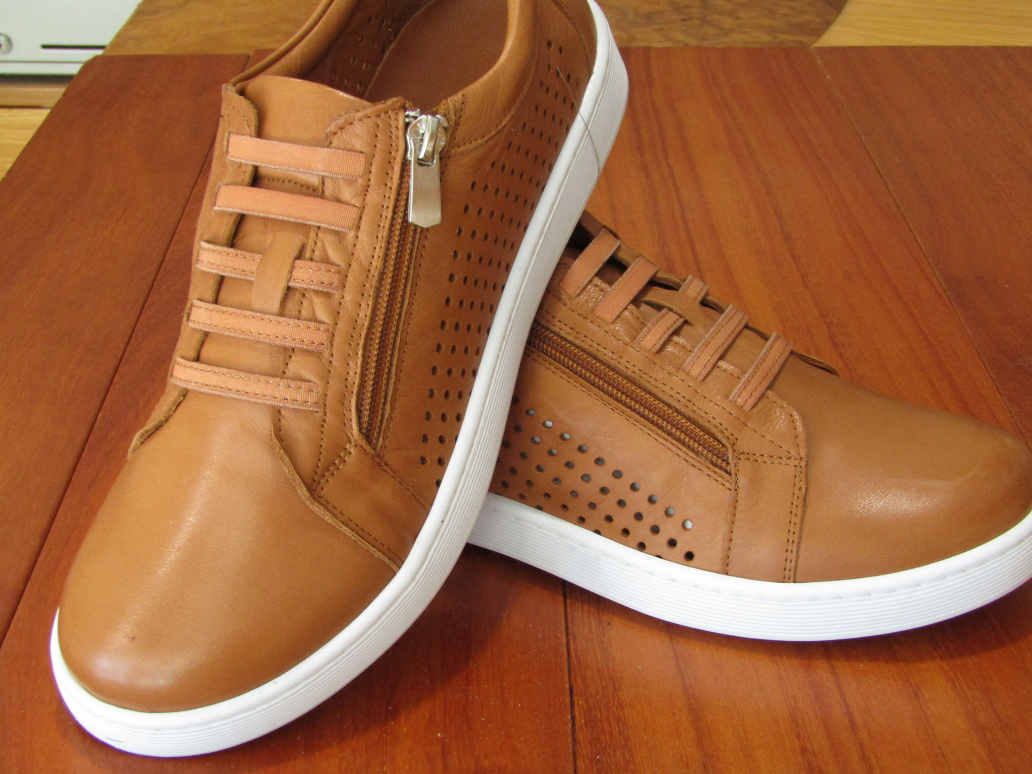 Sneaker in pelle forata color senape con cerniera ed elastici fondo gomma morbida