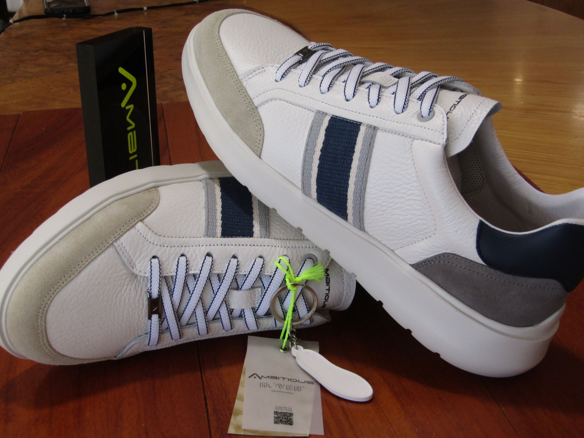 Sportivo in vitello bianco inserti camoscio blu soletto memory f.do gomma ultra light