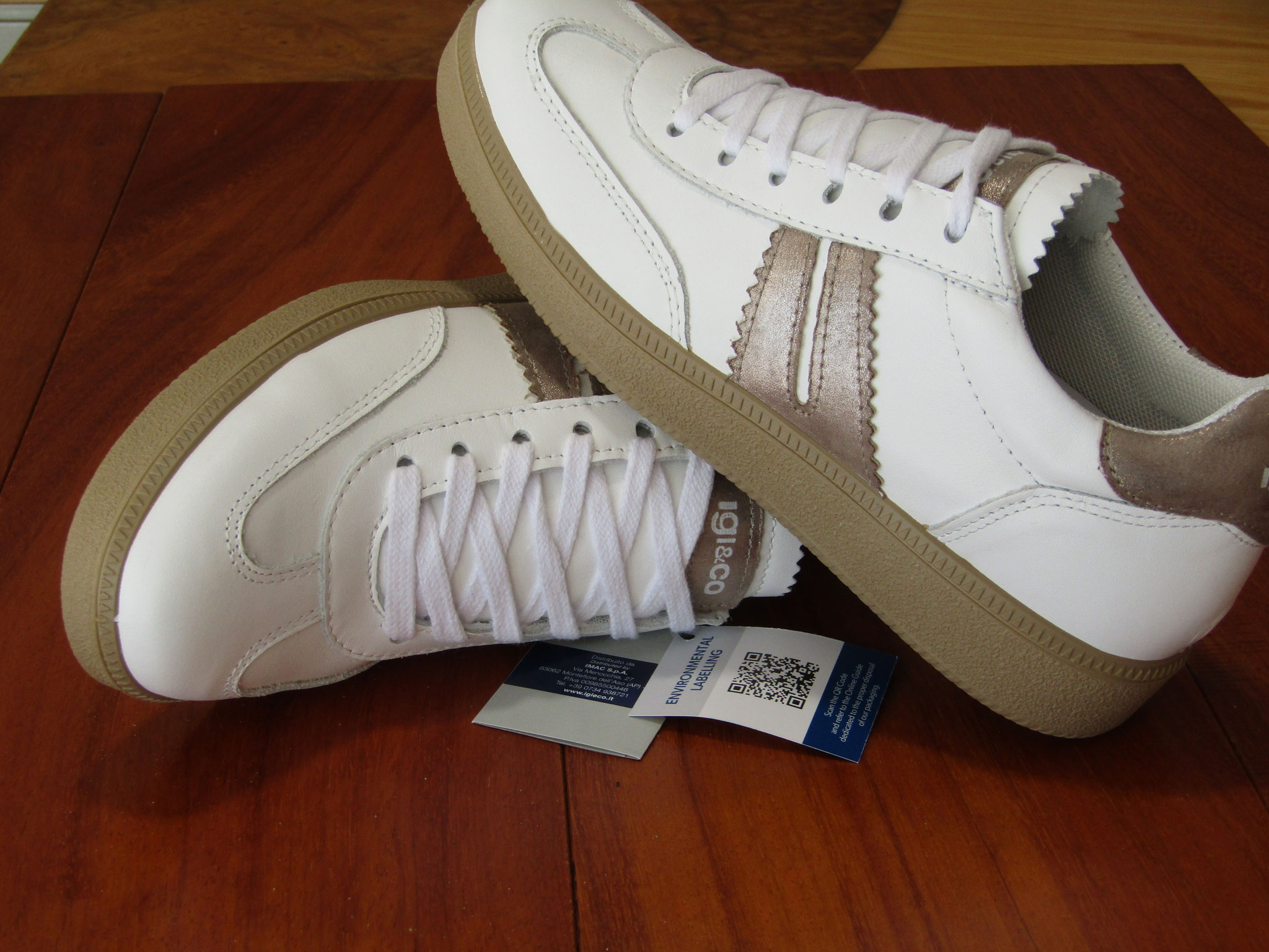 Sneaker allaggiato in pelle bianca inserto oro fondo gomma soletto estraibile