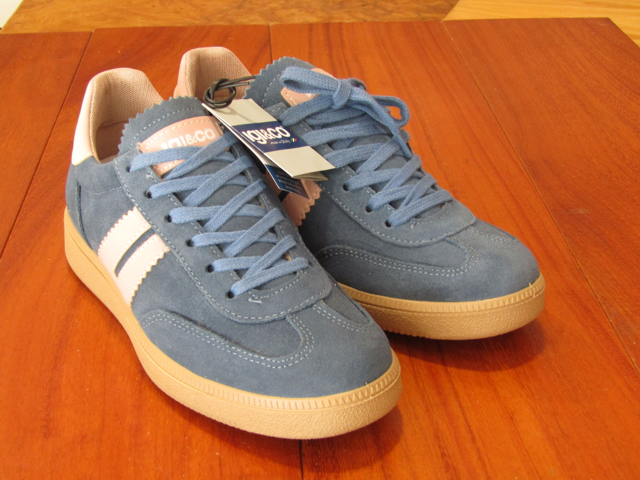 Sneaker allaggiato in camoscio jeans inserto rosa fondo gomma soletto estraibile