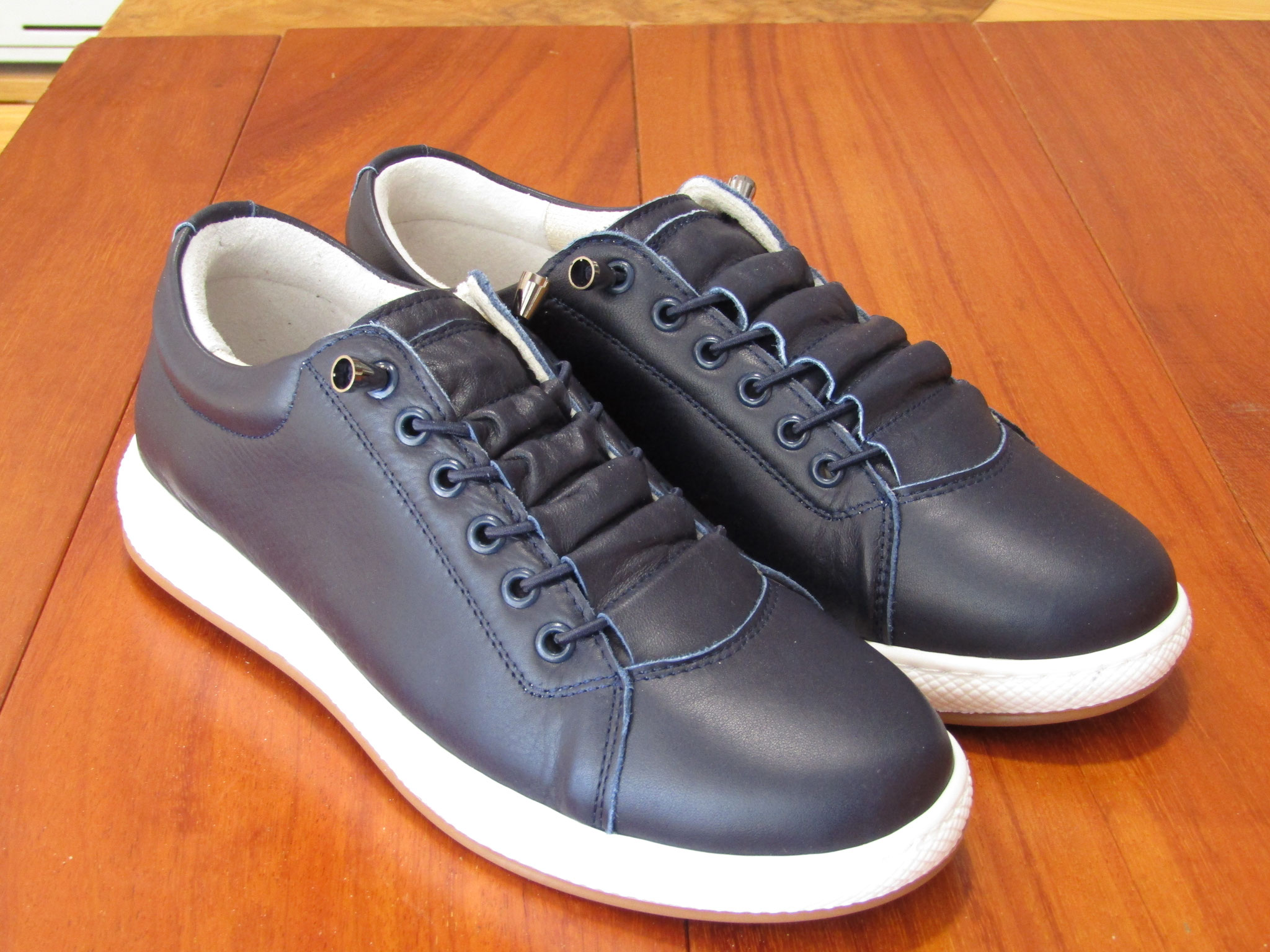 Sneaker senza lacci con elastici in pelle blu fondo gomma morbida