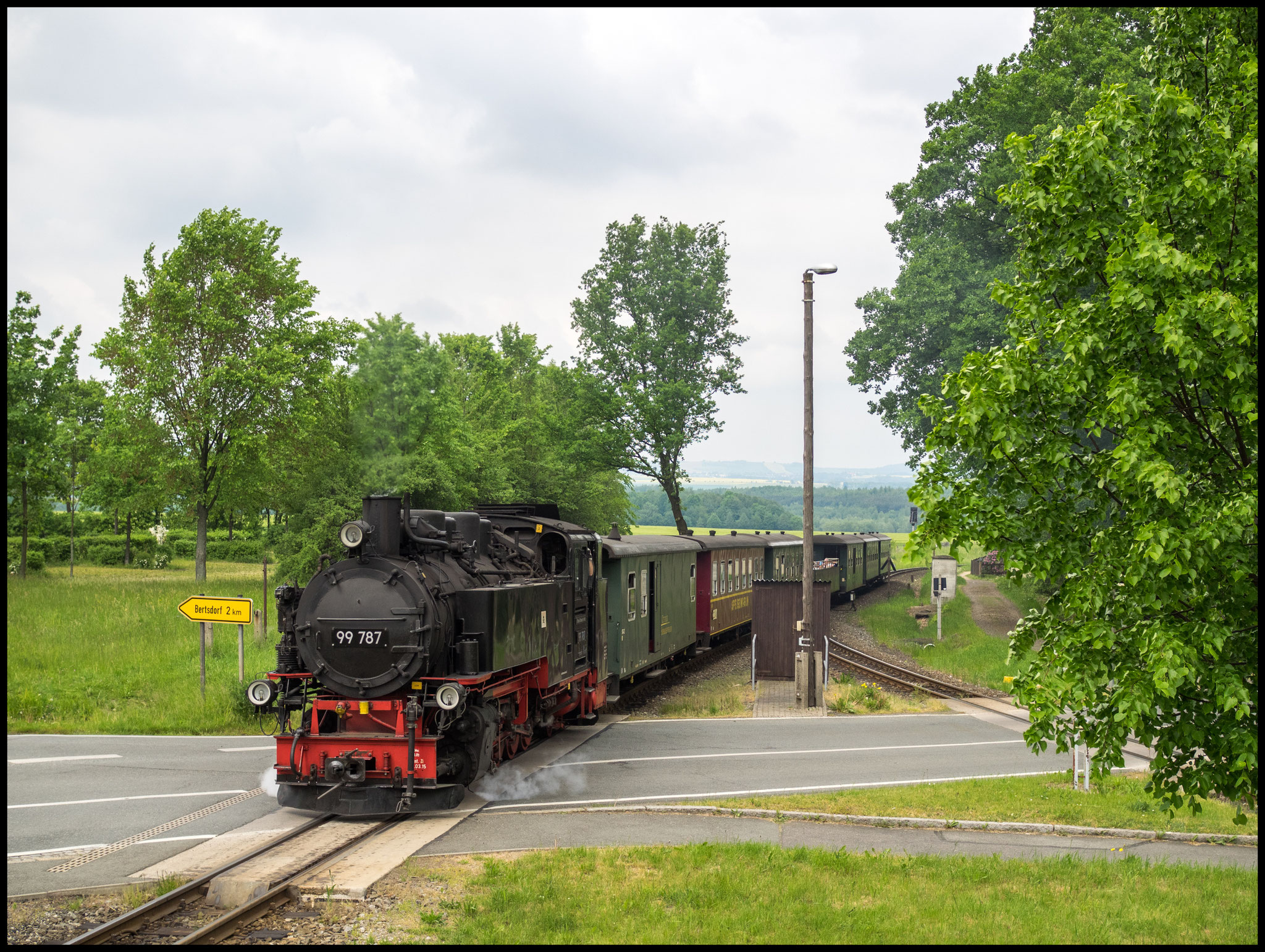 99 787 erreicht den Bhf Bertsdorf