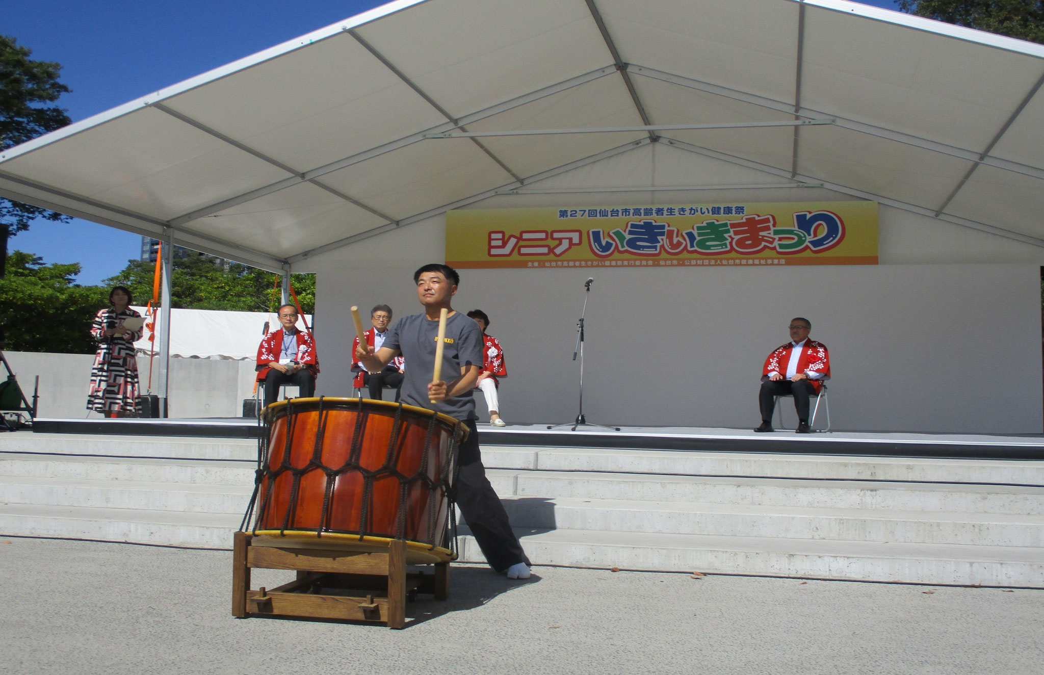 オープニングを告げる太鼓が場内に鳴り響きました。