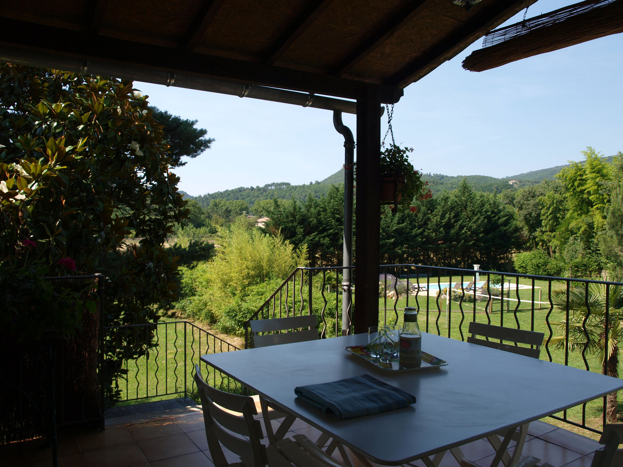 terrasse du gîte donnant sur les espaces jeux