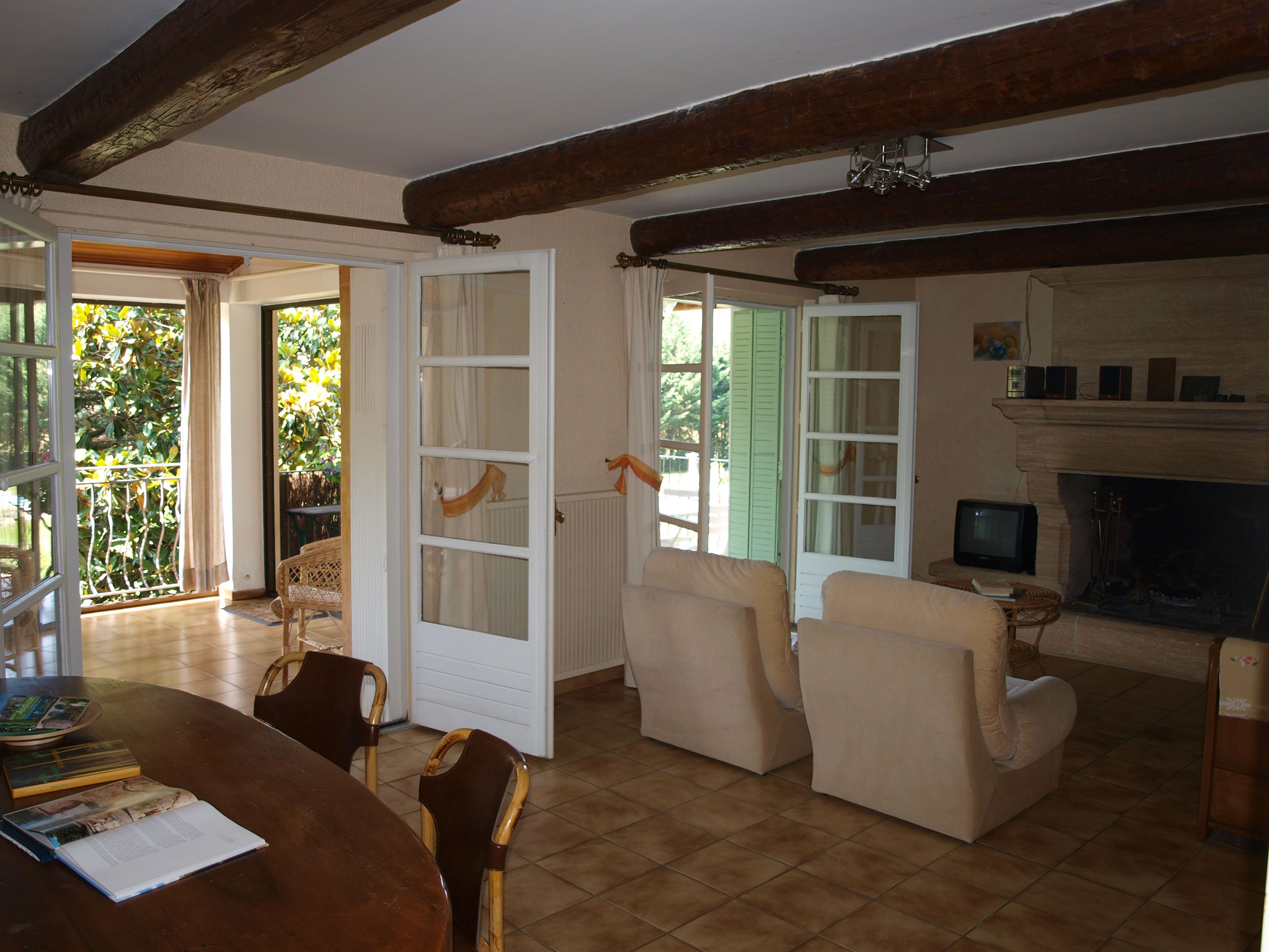 salle à manger/salon donnant sur la terrasse du gite