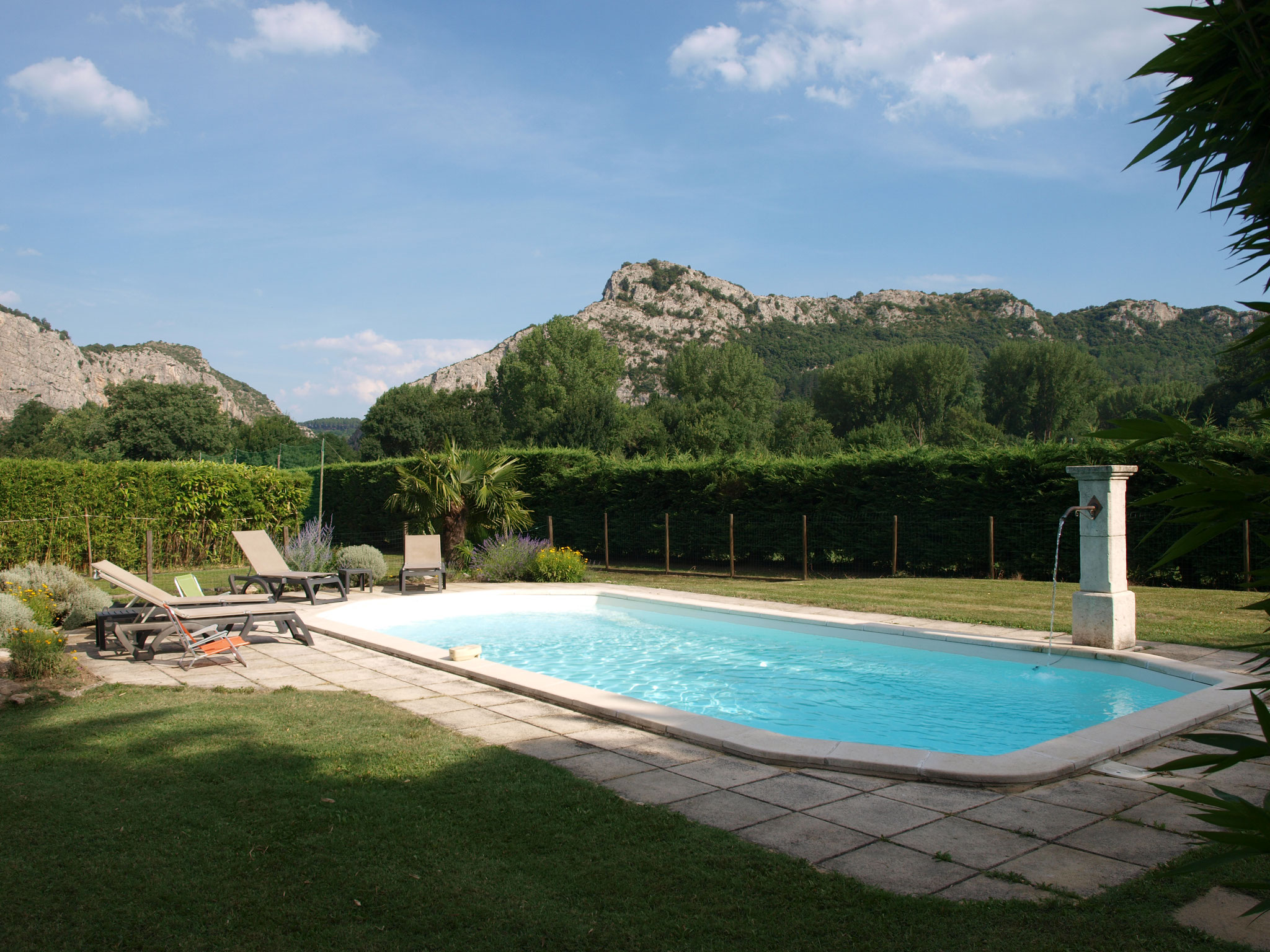 piscine  du gite cloturée avec alarme