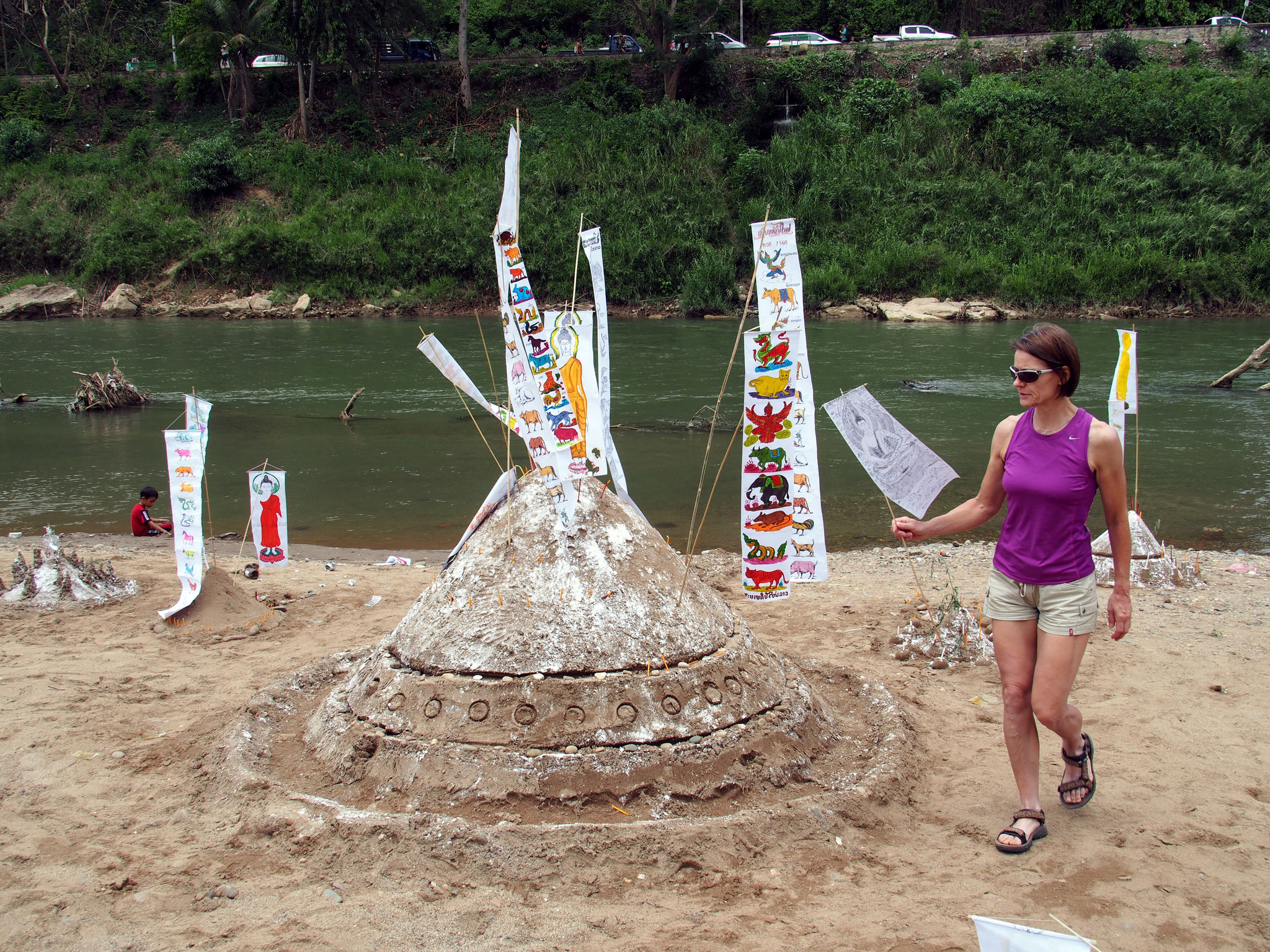 Buddhistisches Ritual zum Neujahr - Die Sandstupas müssen mehrmals umrundet werden