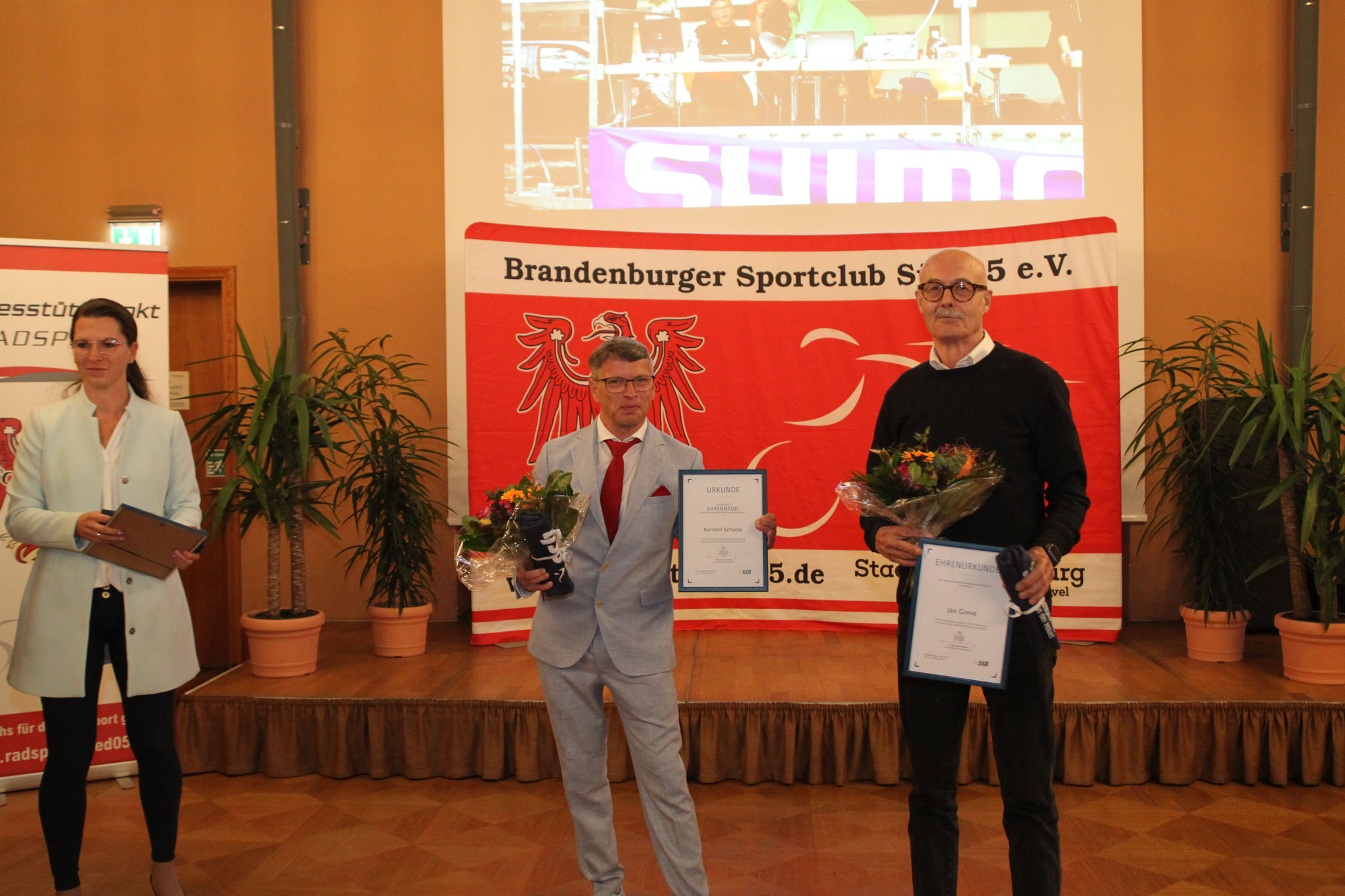 Ehrung Karsten Schultze (Ehrennadel des SSB) und Jan Greve (Ehrenurkunde des SSB)