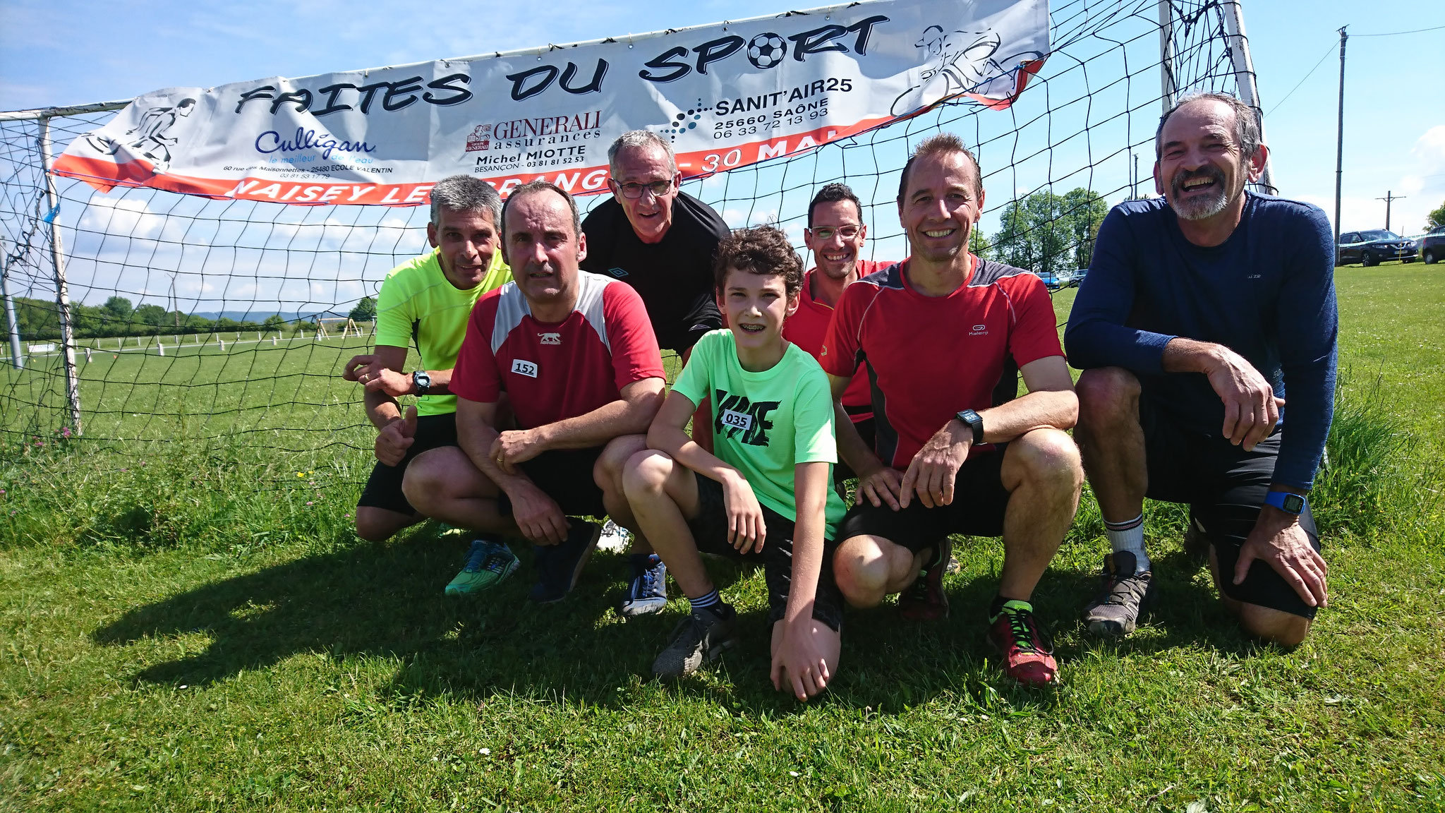 Pose des coureurs en rangs d'oignons...