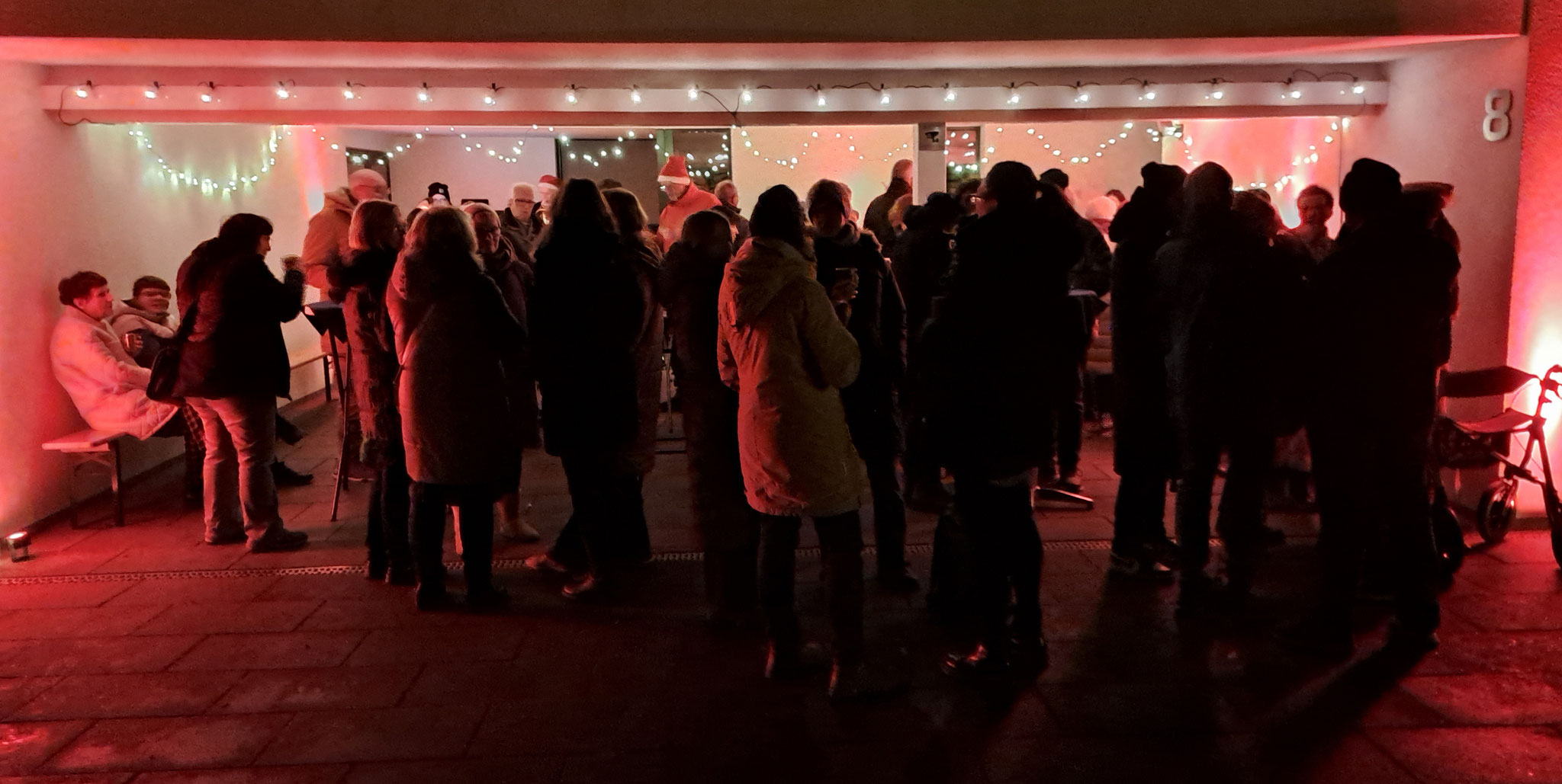 Viele Teilnehmer trafen sich beim "Lebendigen Adventskalender" der Familien Mey, Schulze und Wikert