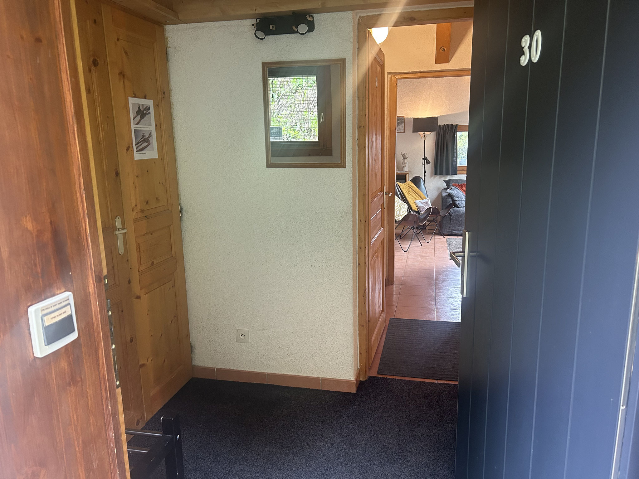 Entrance with dry-running mat and cupboard ski/snowboard boots