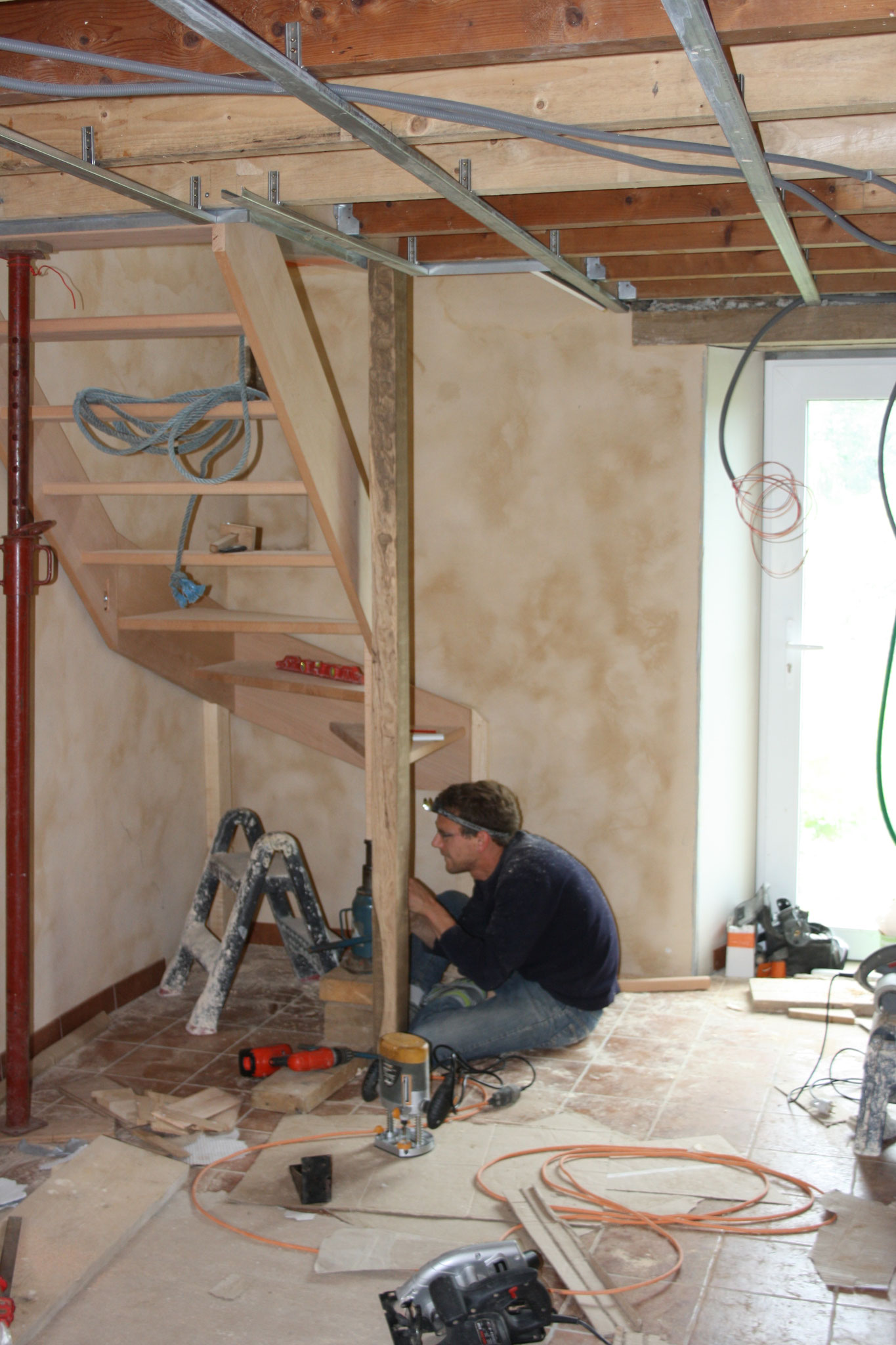 escalier 1/4 tournant en hêtre. Le surplus couper en haut est greffé en bas.