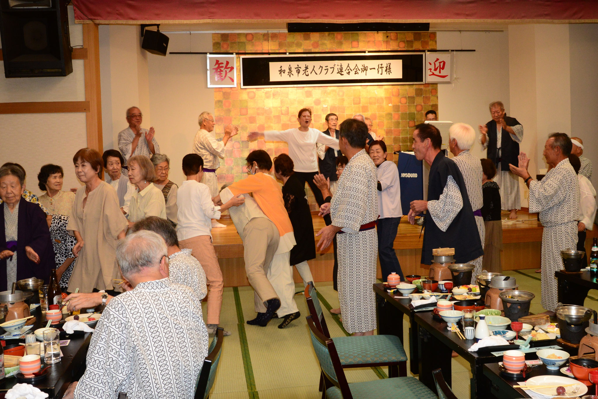 皆で踊っています(^^♪