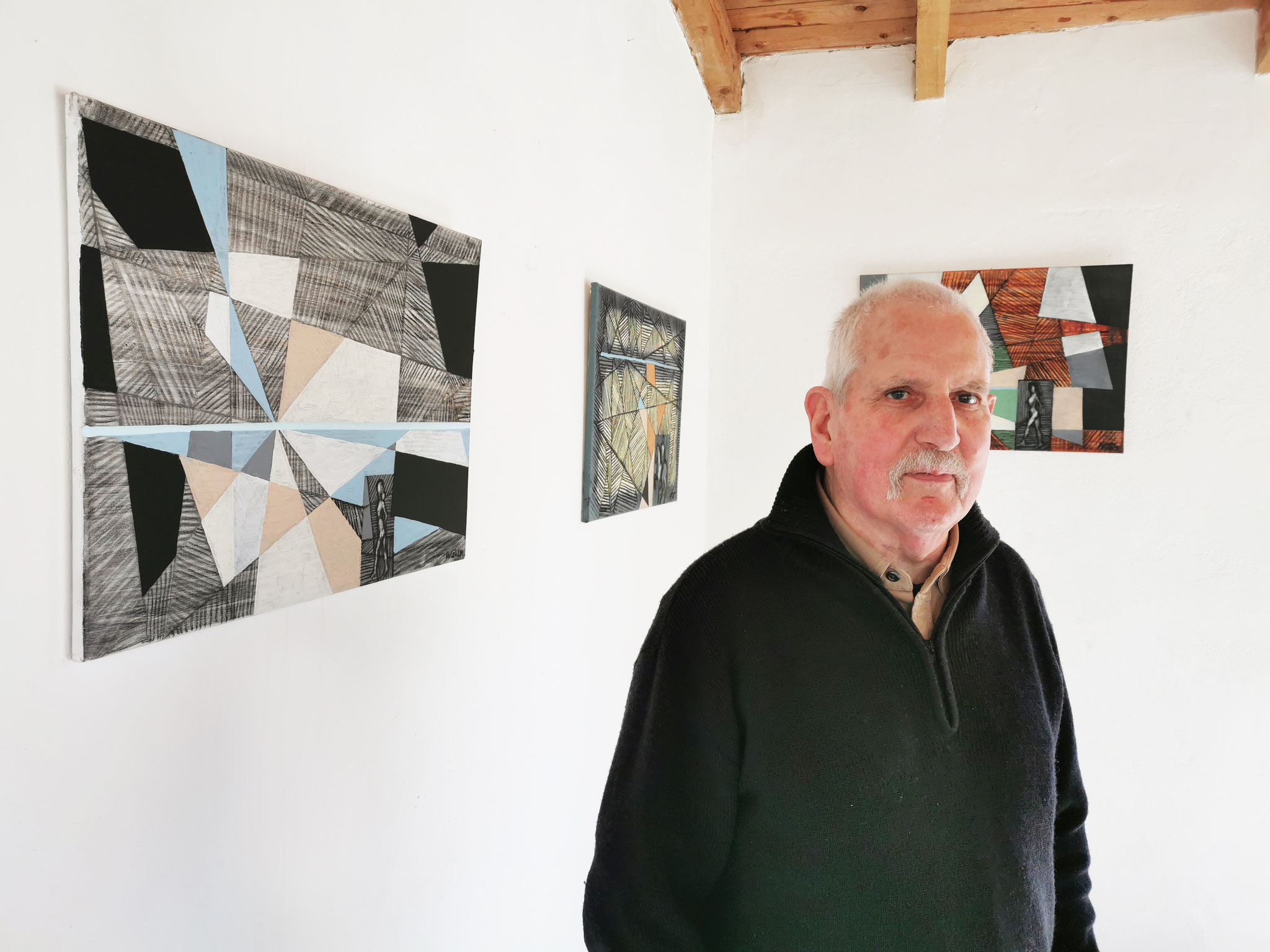 Matthias Wegehaupt vor seinen Bildern in der Galerie Waldesruh, April 2025