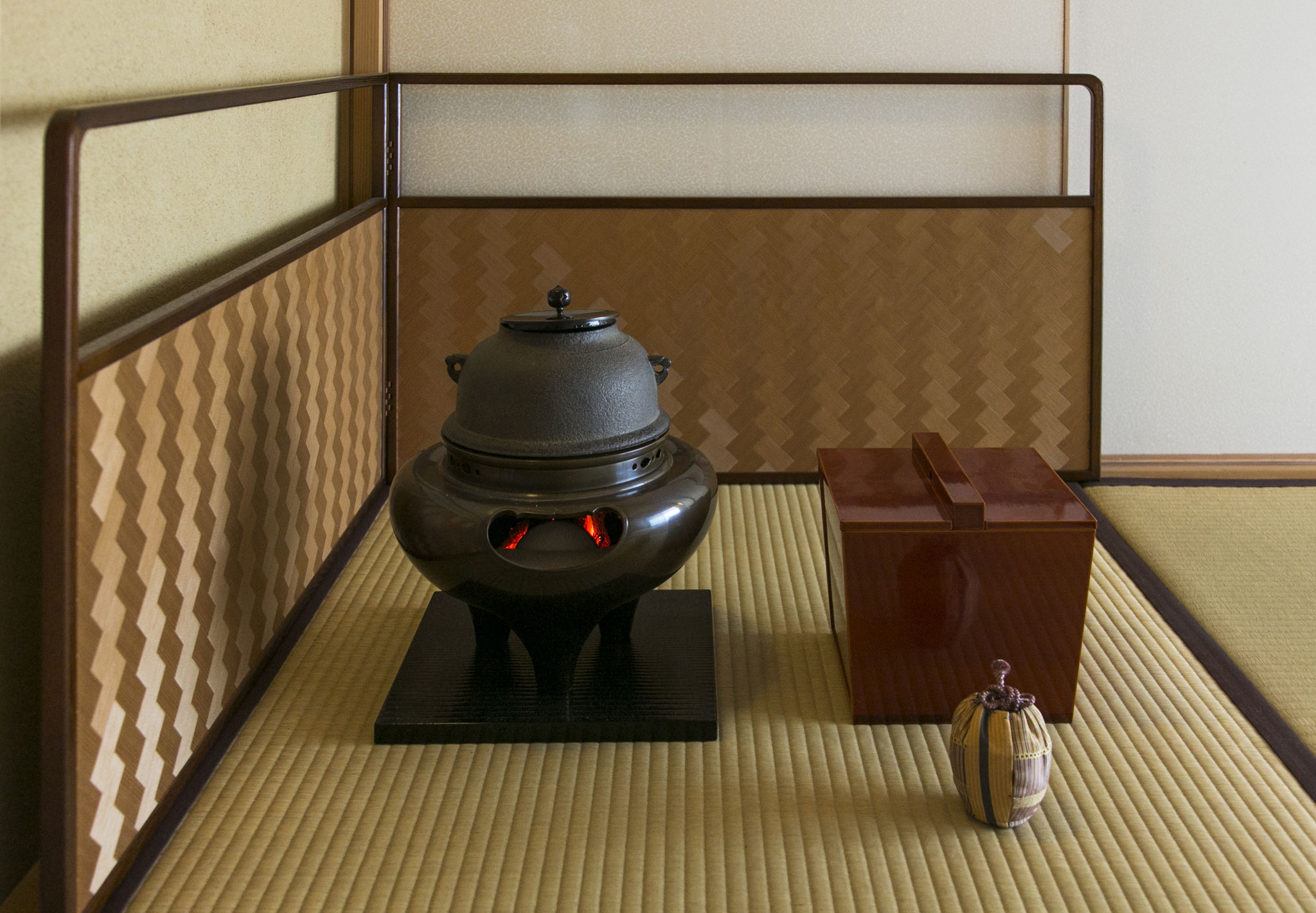 Kama (teakettle) & Mizusashi (water container)