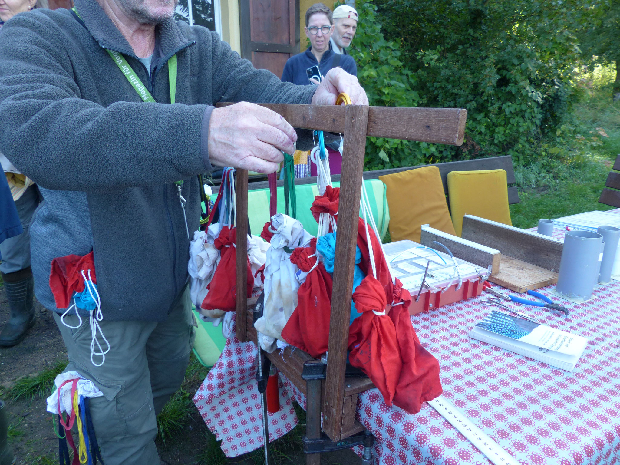 Die in Beutel verpackte Warteschlange ist an diesem Morgen recht groß.