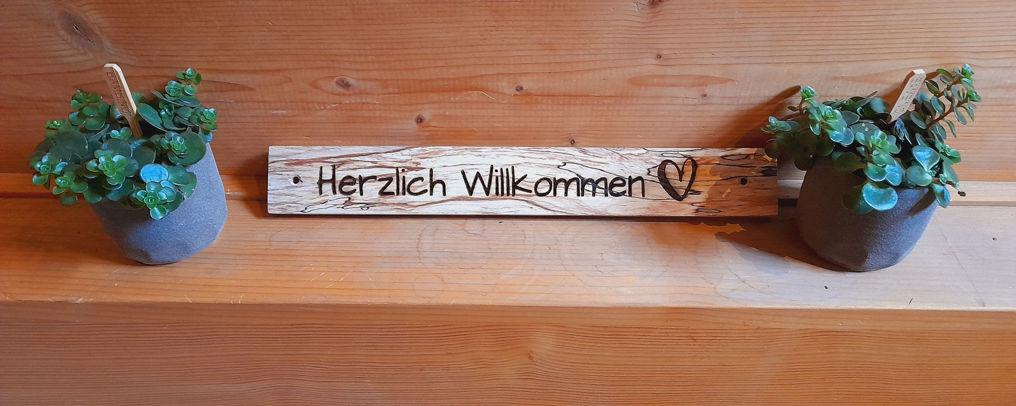 Willkommensschild aus Holz mit Lasergravur