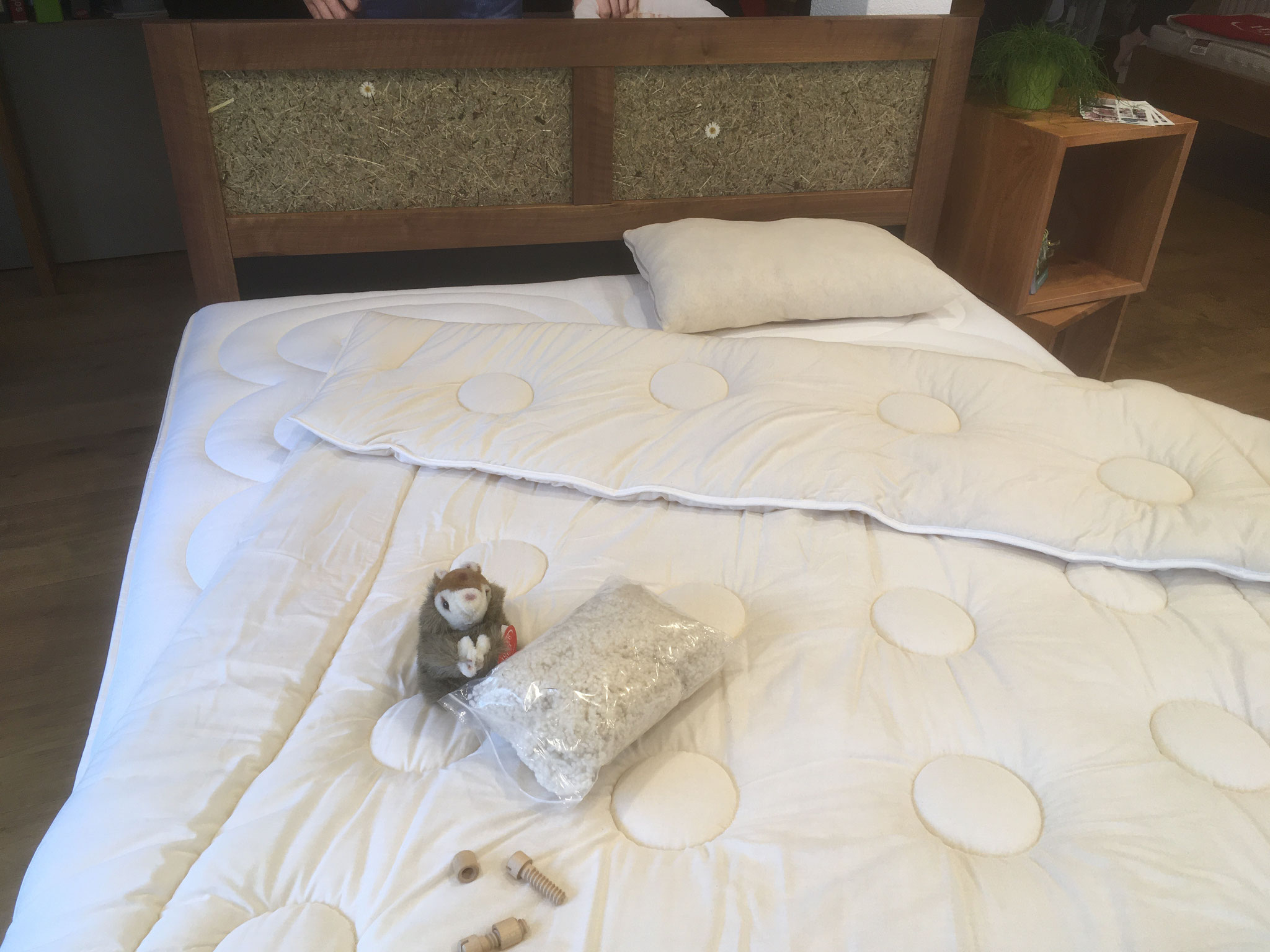 Nussbaum Bett mit echtem Heu, ohne Metall - natürlich