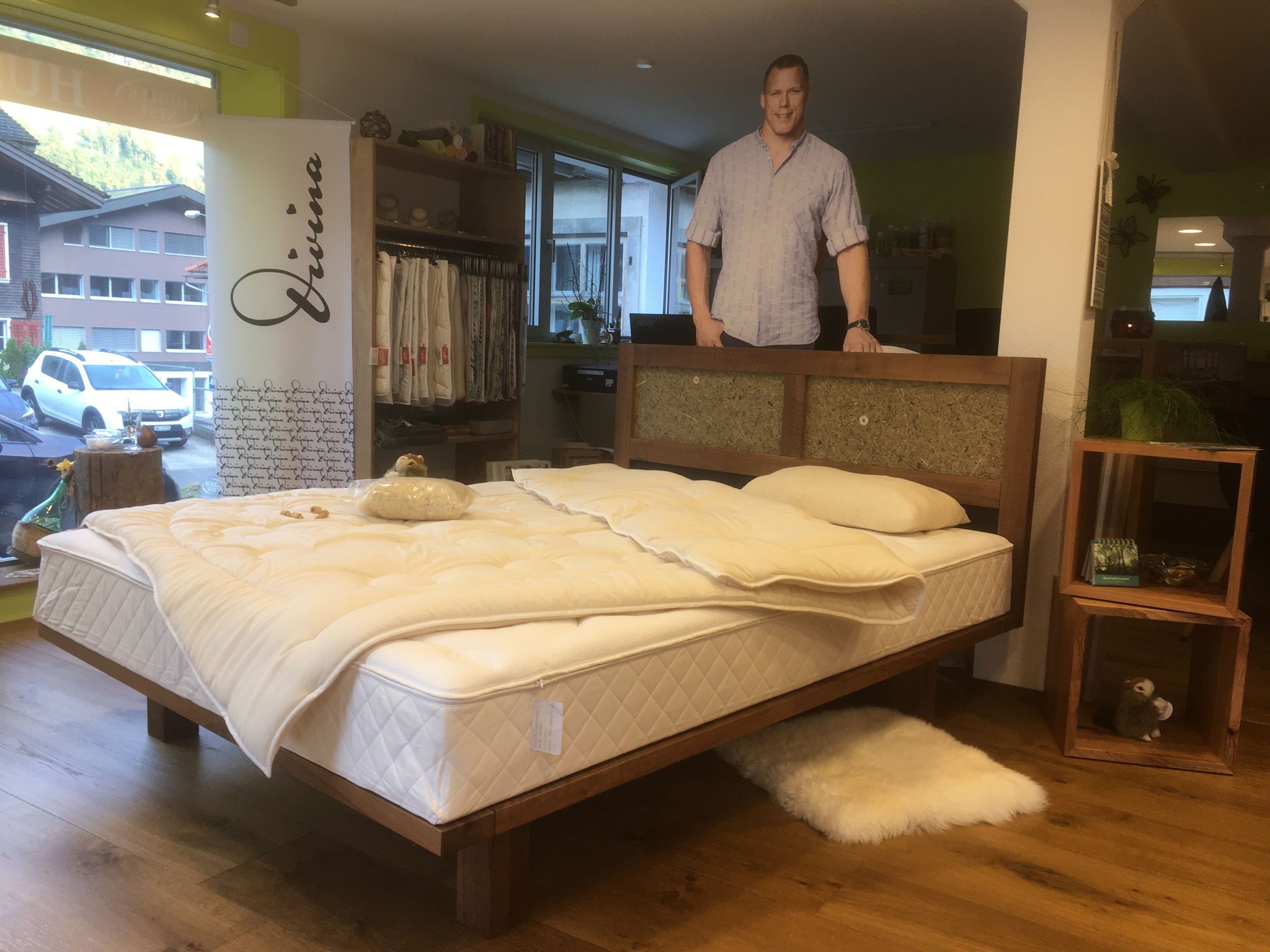 Nussbaum Bett mit echten Heublumen, ohne Metall  - natürlich